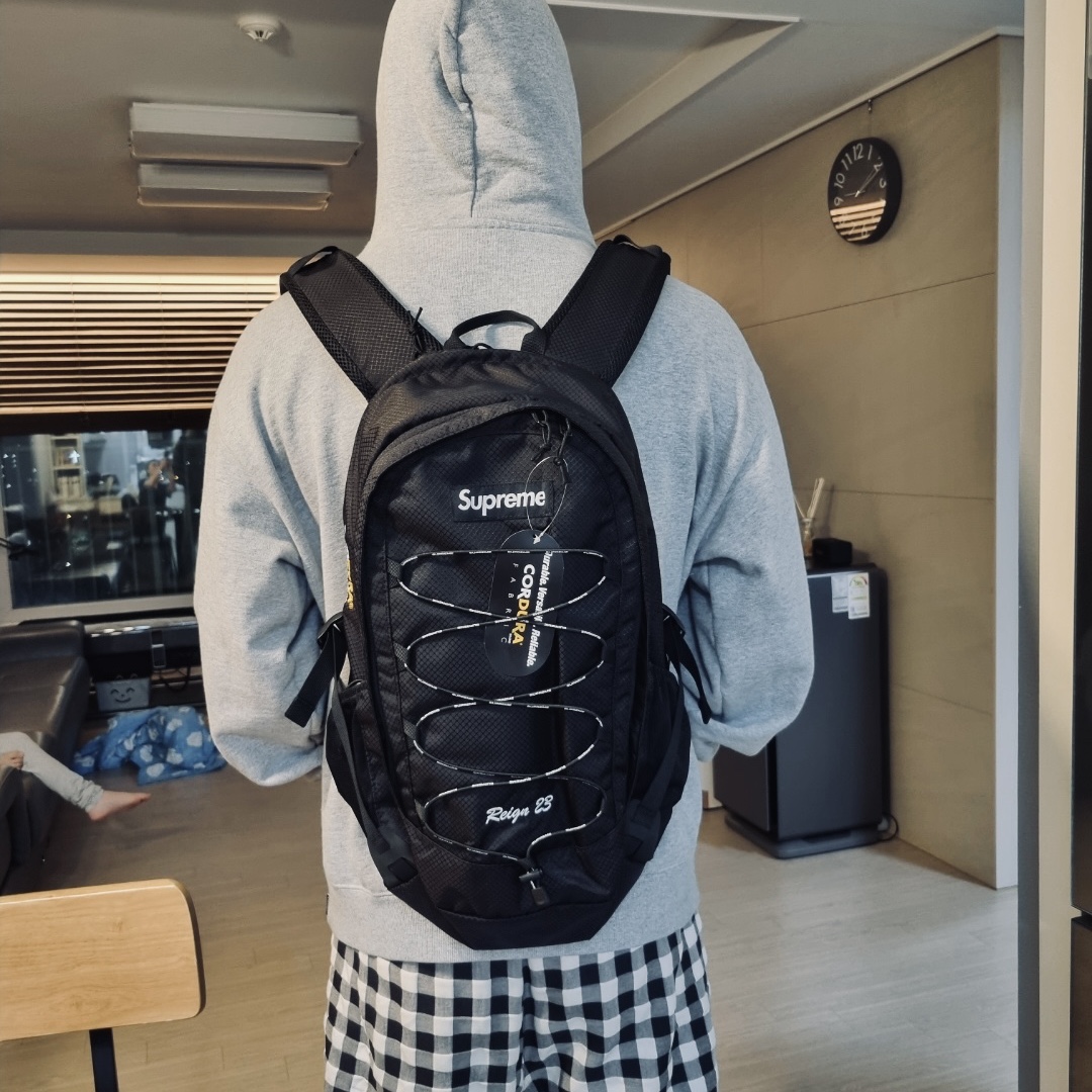 Supreme Backpack Black - 22SS 착용 스타일