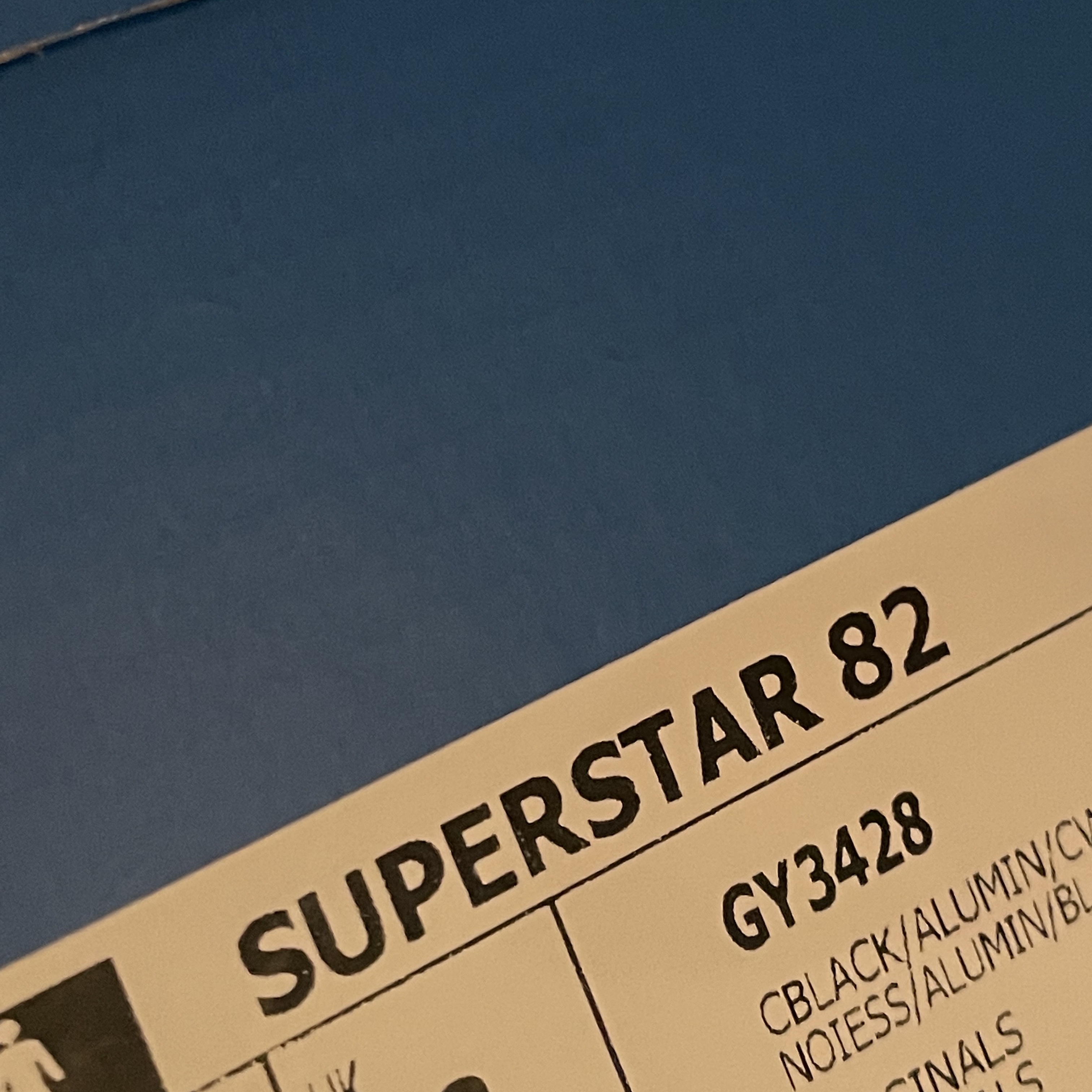 Adidas Superstar 82 Black White 착용 스타일 - 2