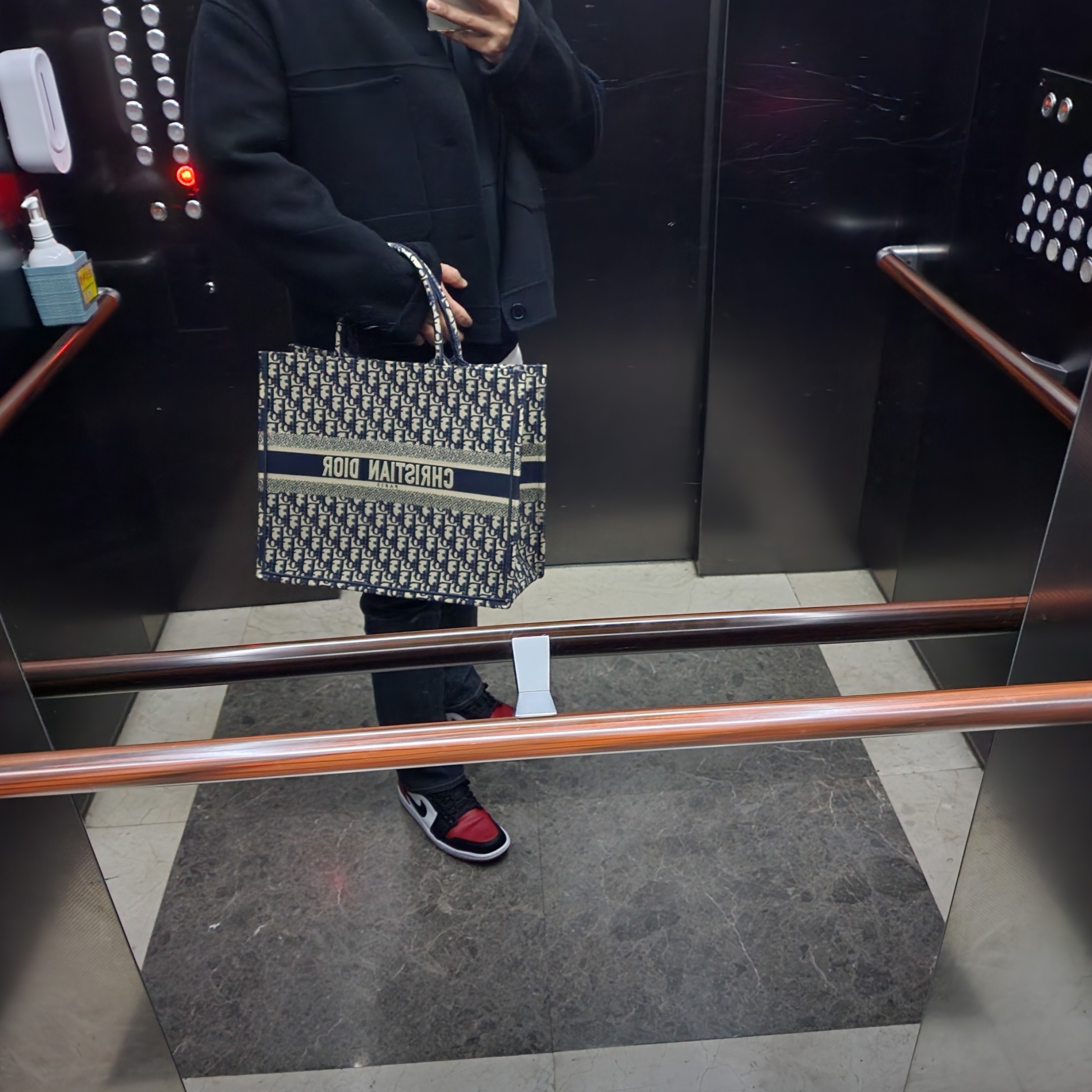 Jordan 1 Low Bred Toe, Dior Large Book Tote Blue Dior Oblique Embroidery 착용 스타일 - 1