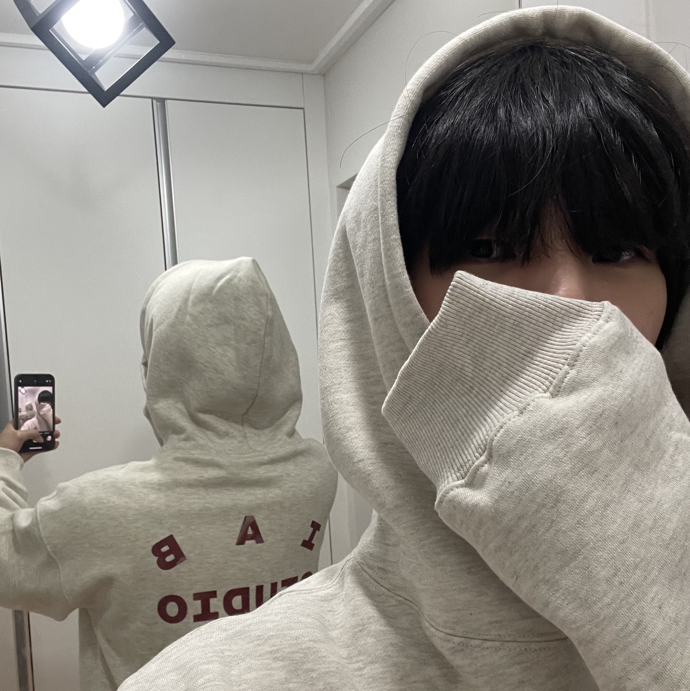 IAB Studio Hoodie Oatmeal Burgundy 착용 스타일