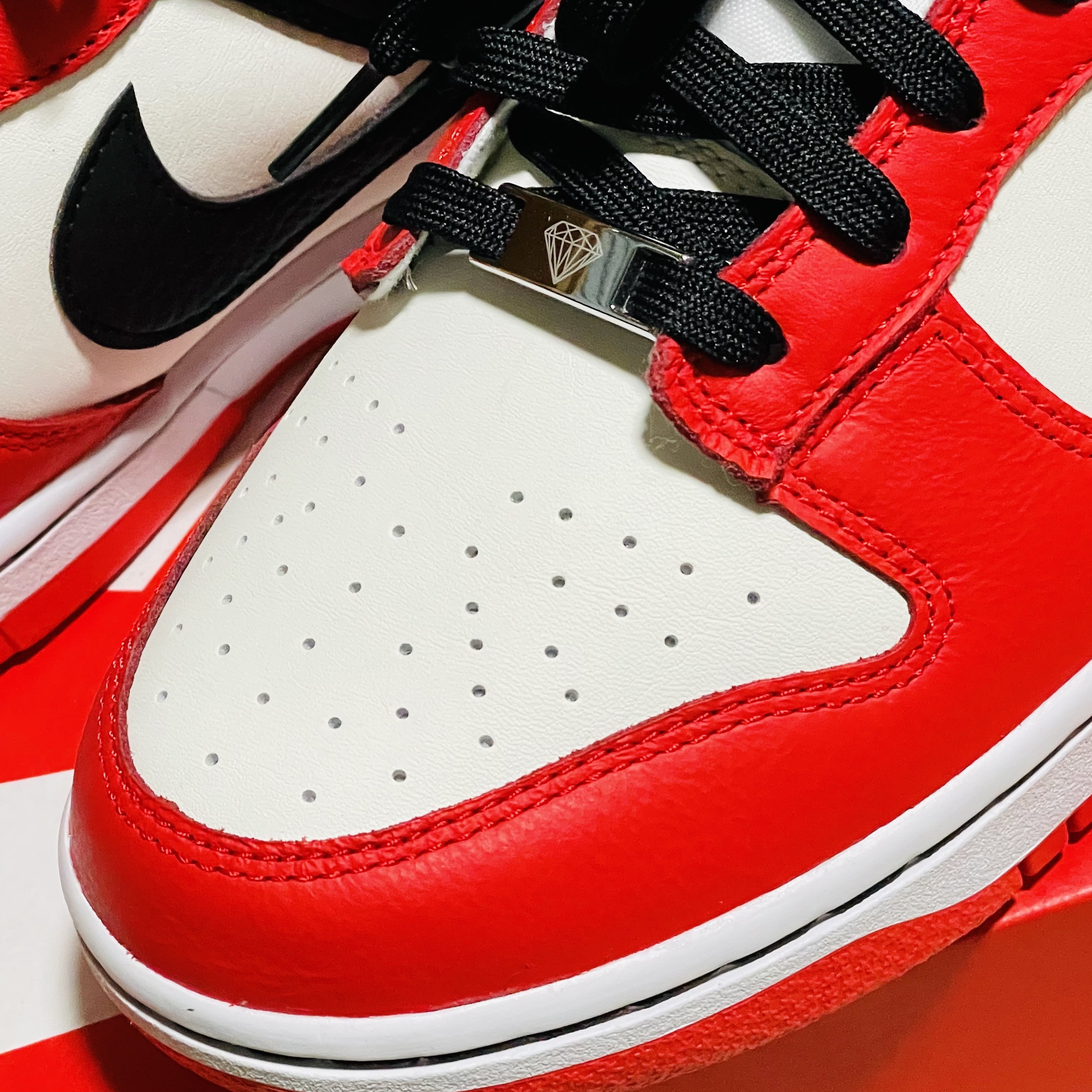 Nike x NBA Dunk Low Retro EMB Black and Chile Red 착용 스타일 - 5