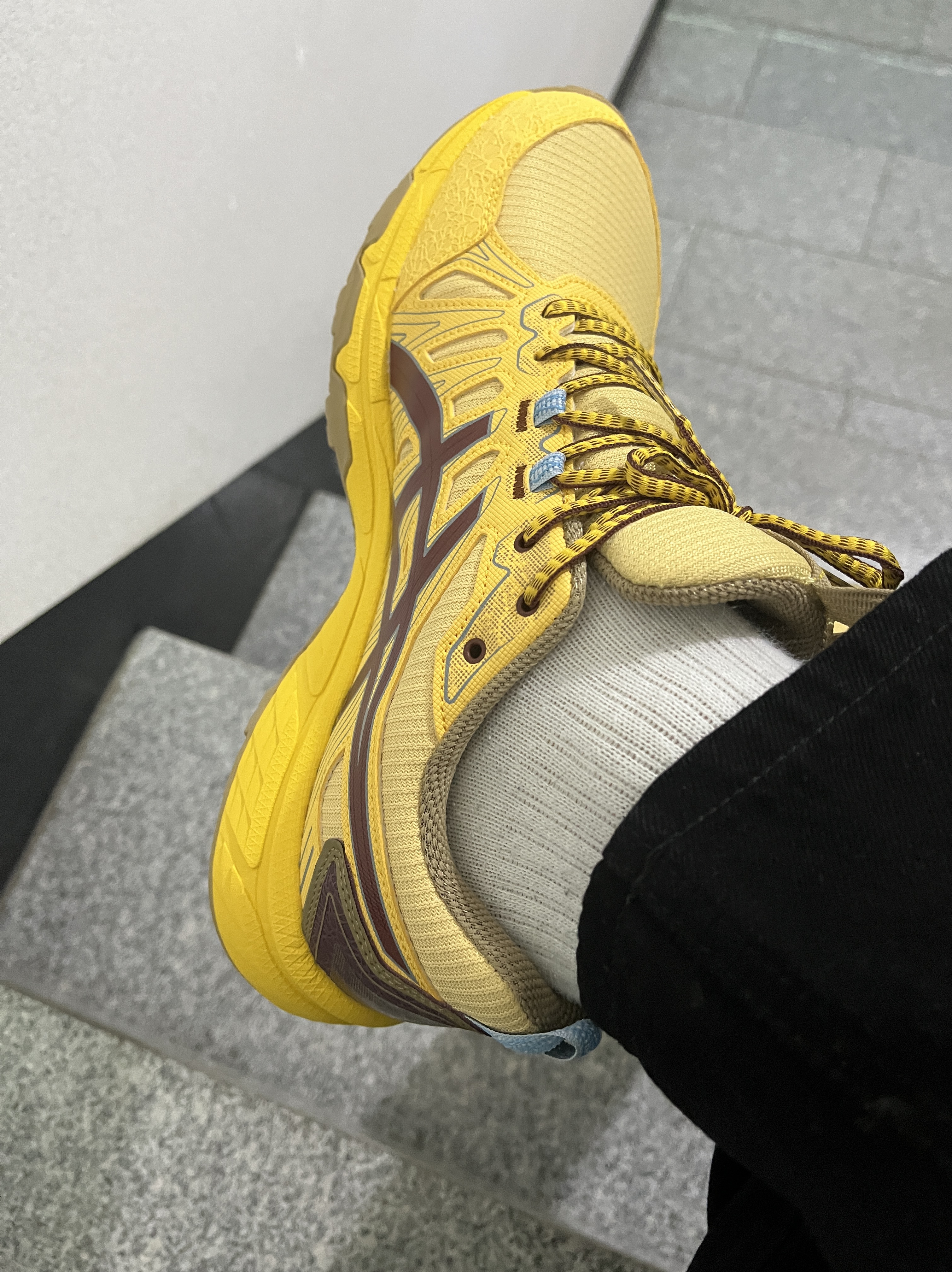 Asics HN1-S Gel-Venture 7 Yellow Ox Brown 착용 스타일 - 2