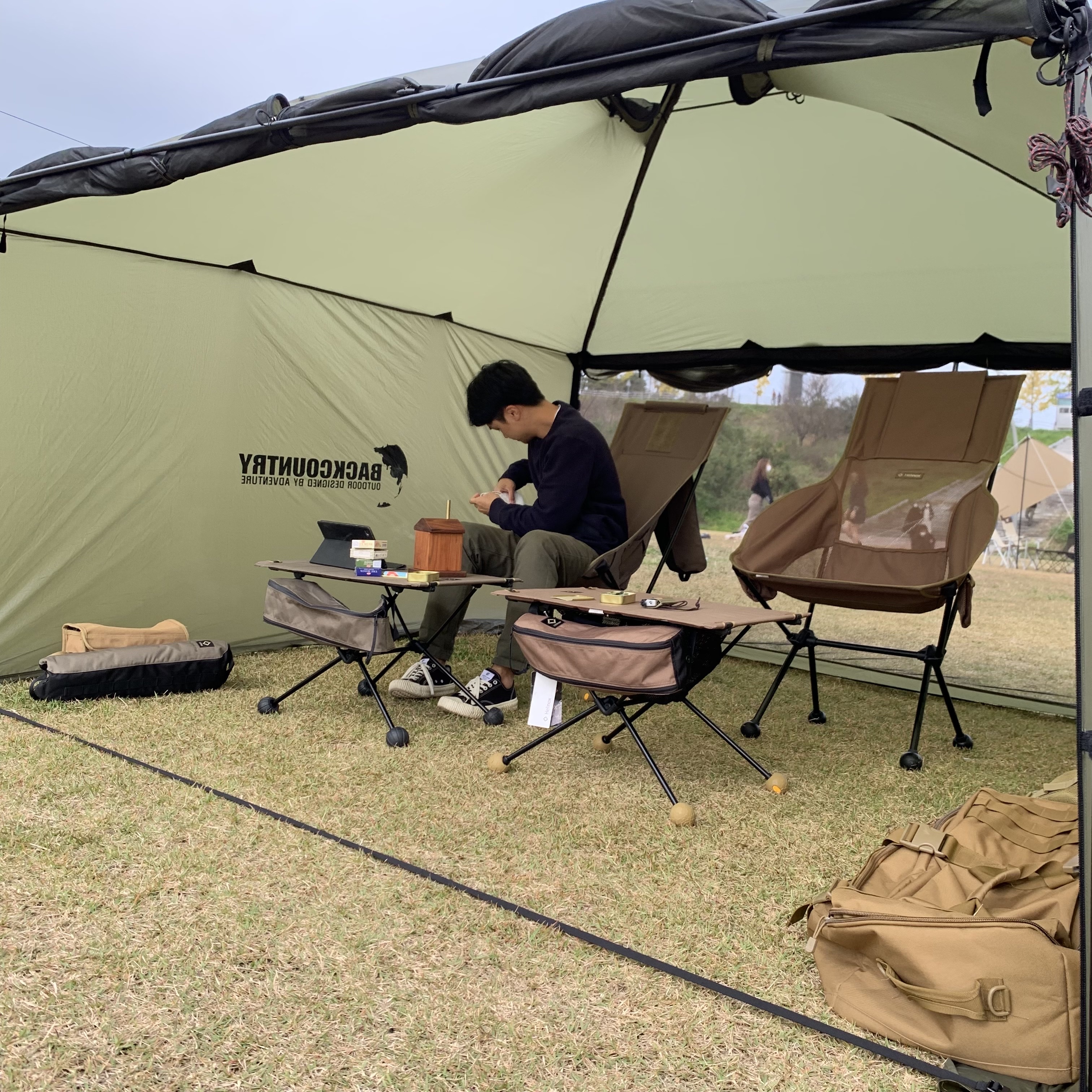 Helinox Tactical Table M Military Olive, Helinox Tactical Table M Coyote Tan 착용 스타일