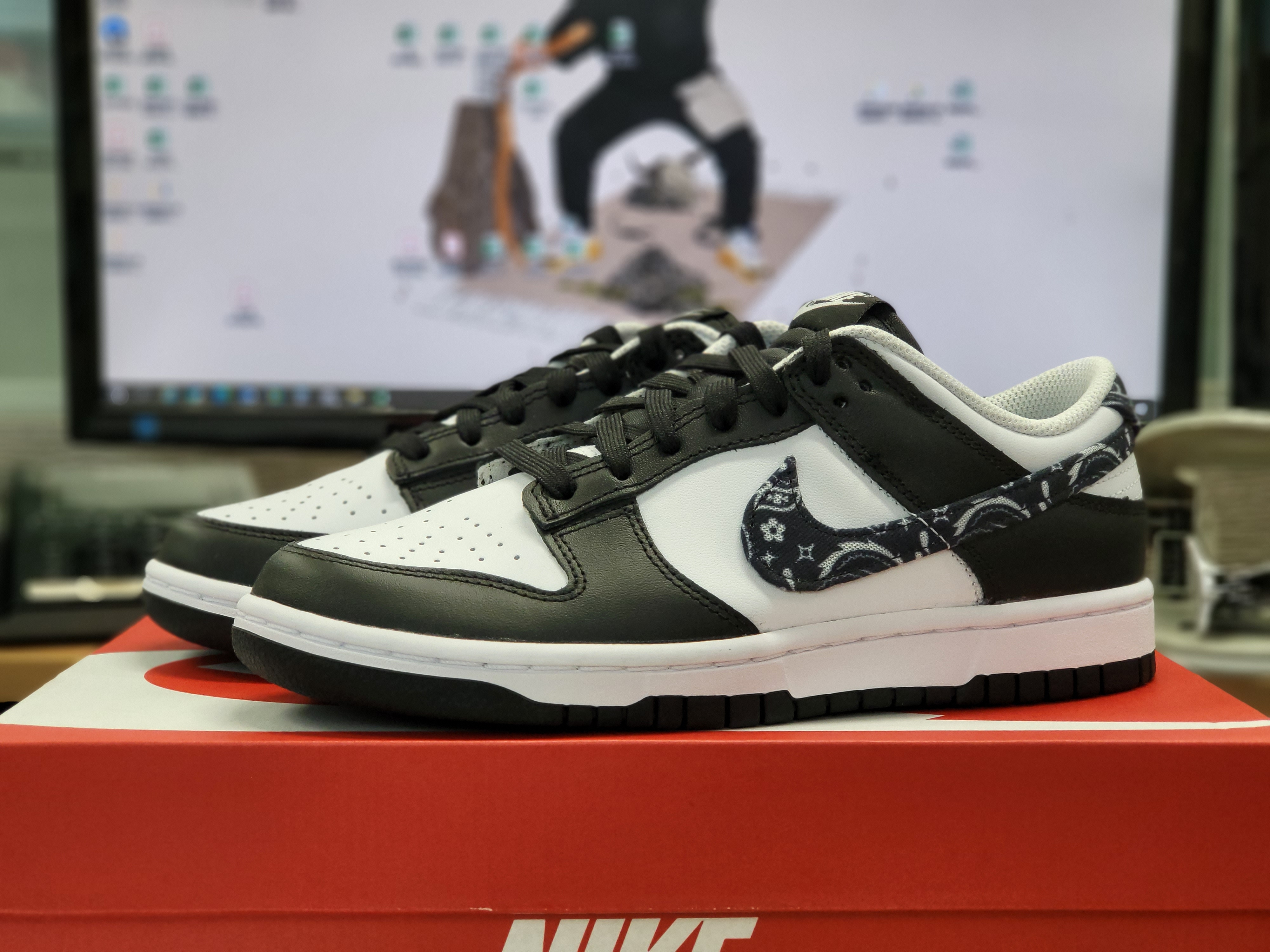 (W) Nike Dunk Low Essential Black Paisley 착용 스타일