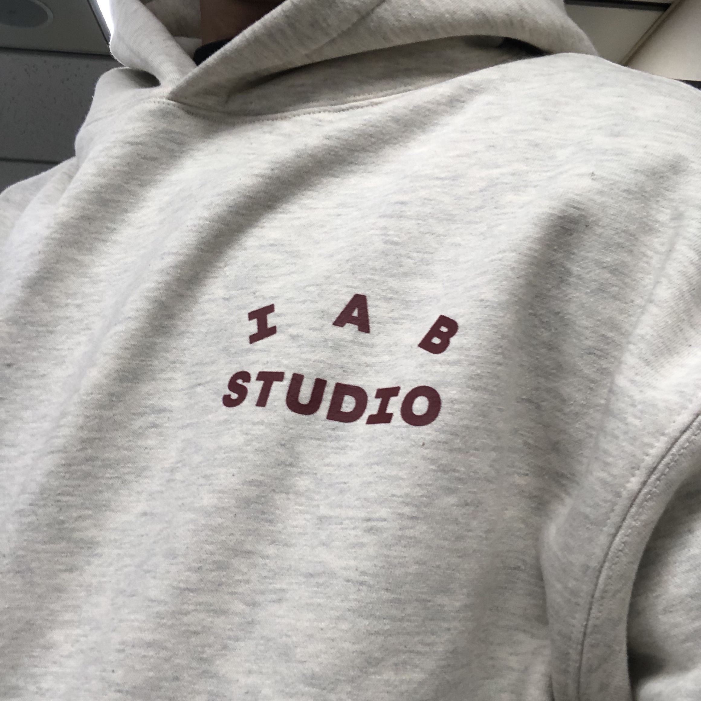 IAB Studio Hoodie Oatmeal Burgundy 착용 스타일 - 1
