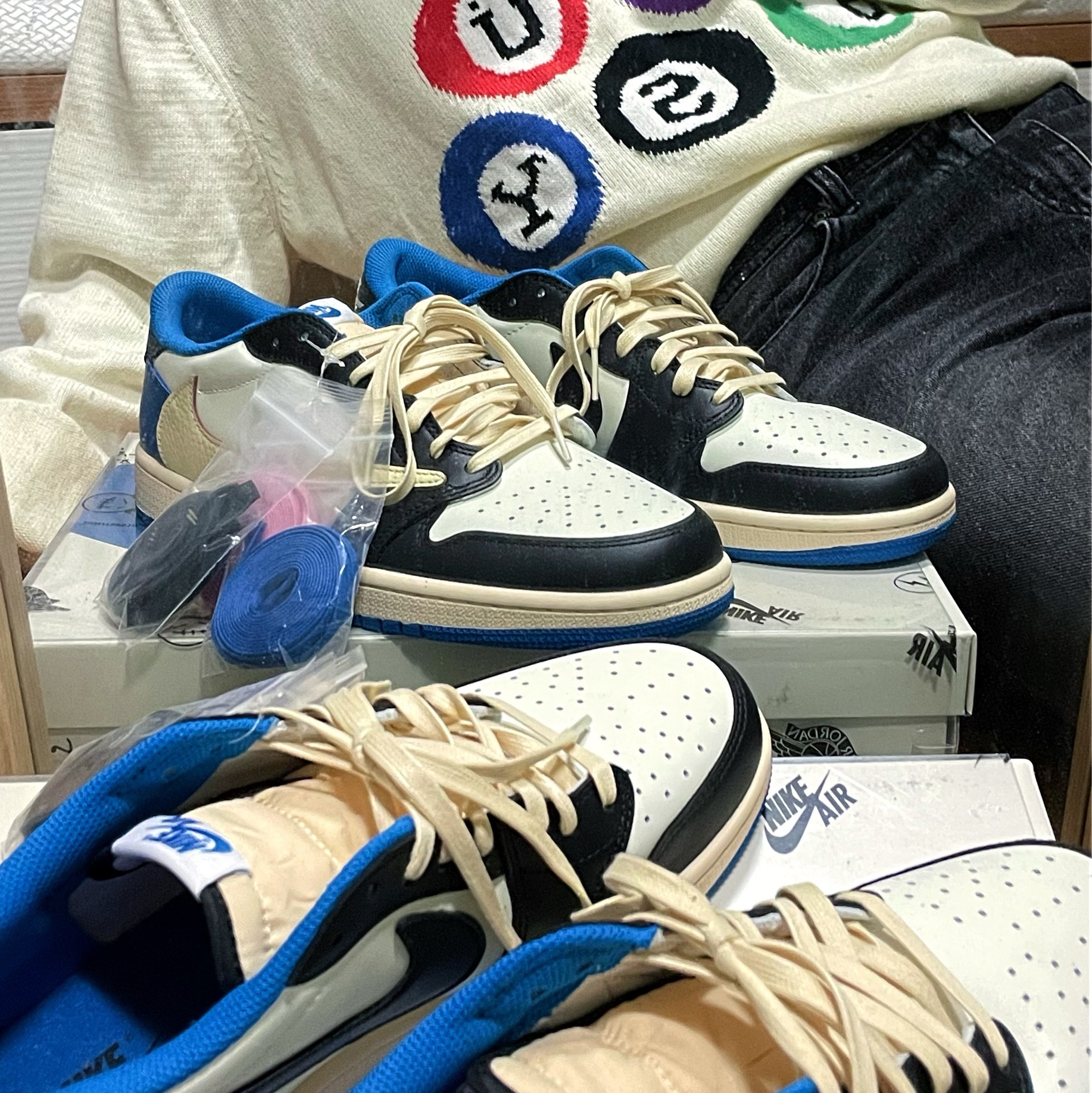 Jordan 1 x Travis Scott x Fragment Retro Low OG SP Military Blue 착용 스타일 - 1