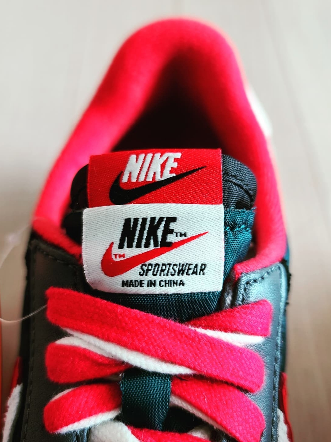 Nike x Sacai x Undercover LDWaffle Midnight Spruce University Red 착용 스타일 - 5