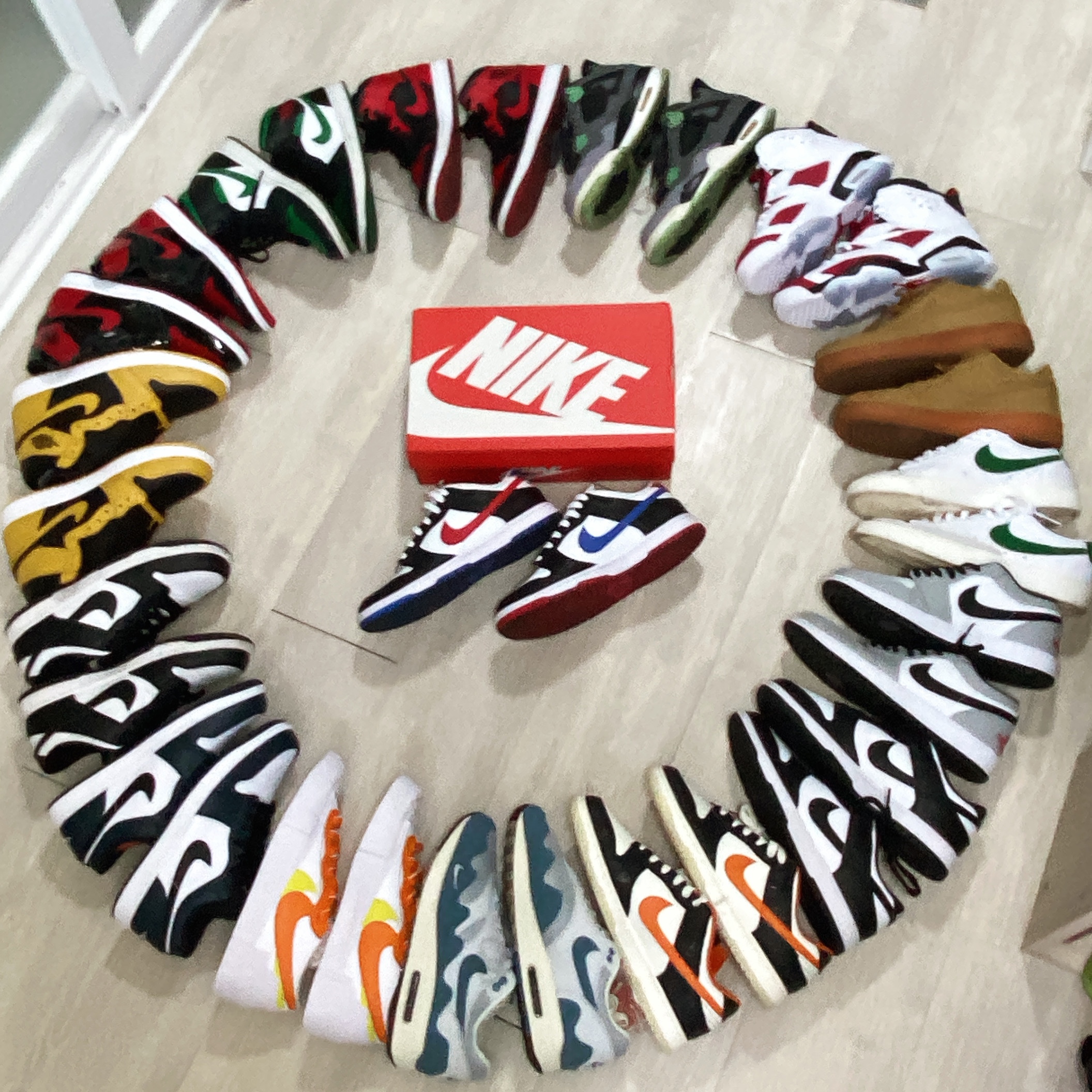 Nike Dunk Low SE Seoul, Jordan 1 Retro High OG Patent Bred ์ฐฉ์ฉ ์คํ์ผ