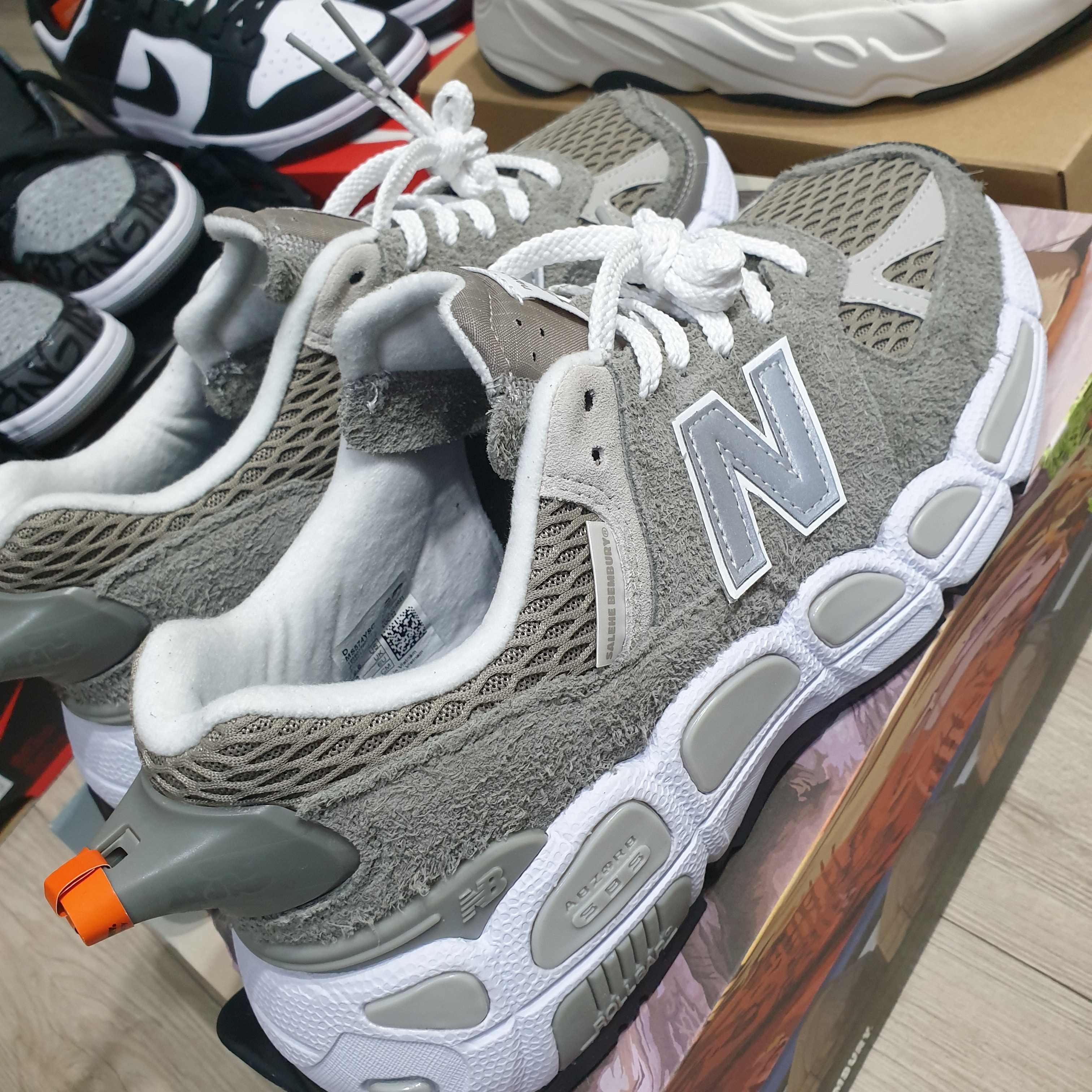 New Balance x Salehe Bembury 574 Yurt Shark Skin 착용 스타일 - 2