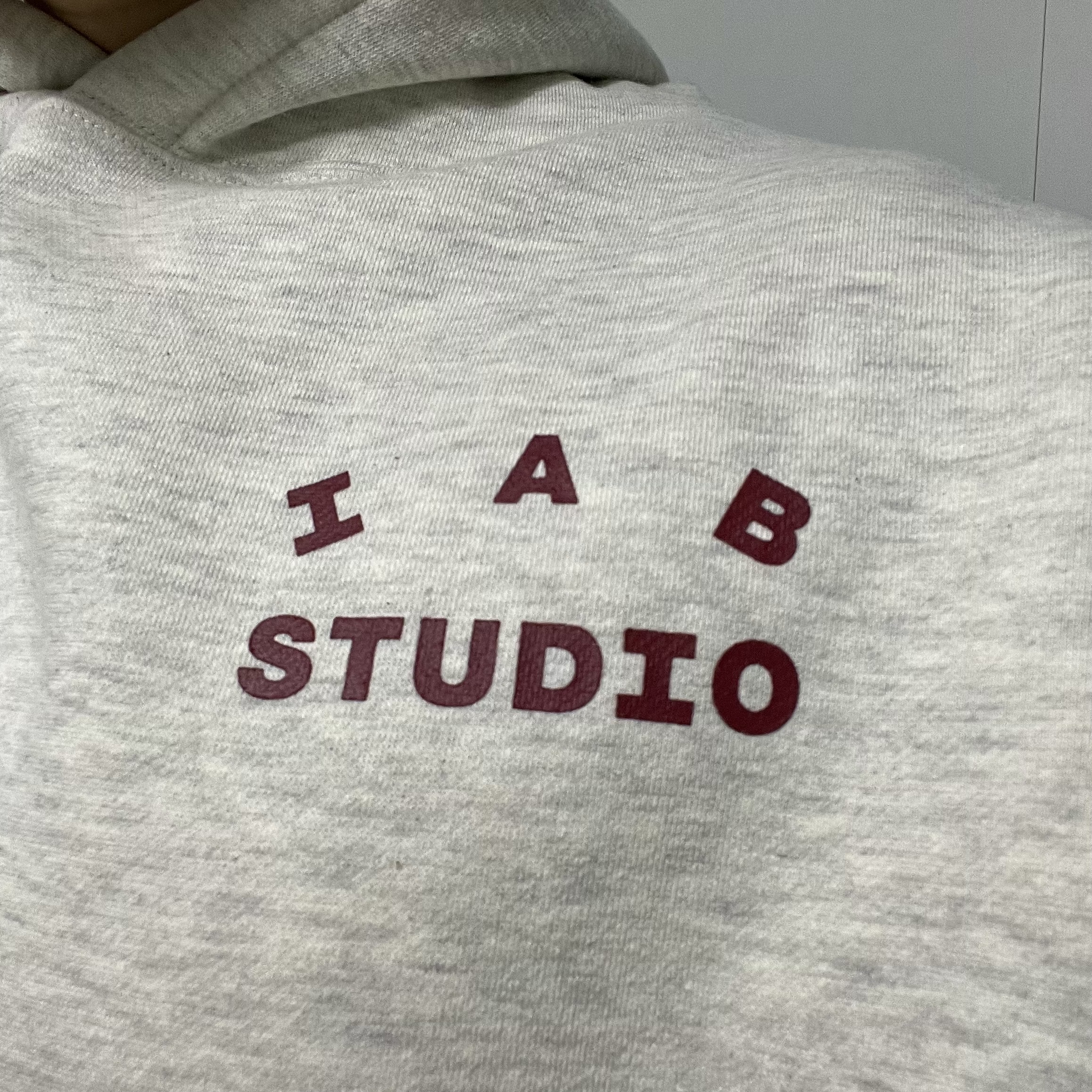 IAB Studio Hoodie Oatmeal Burgundy 착용 스타일