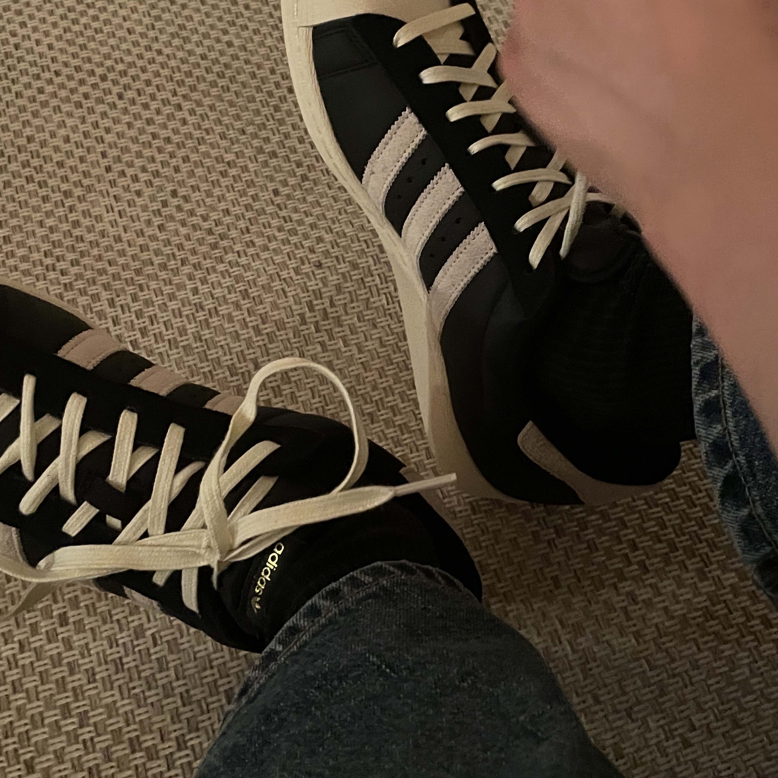 Adidas Superstar 82 Black White 착용 스타일 - 3