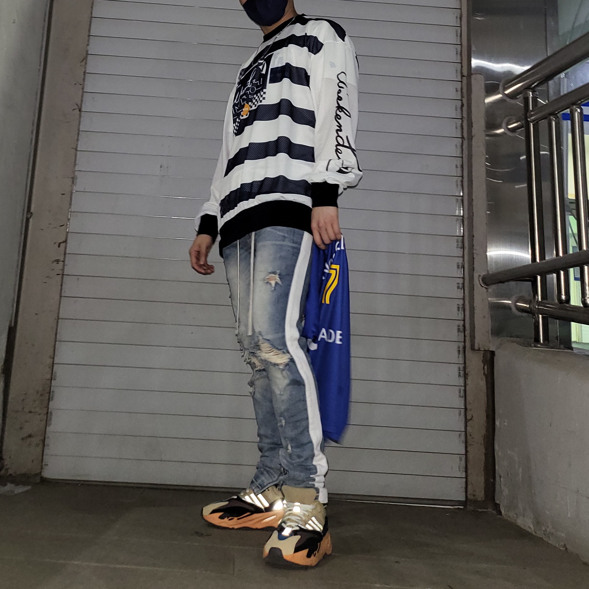 Adidas Yeezy Boost 700 Enflame Amber 착용 스타일