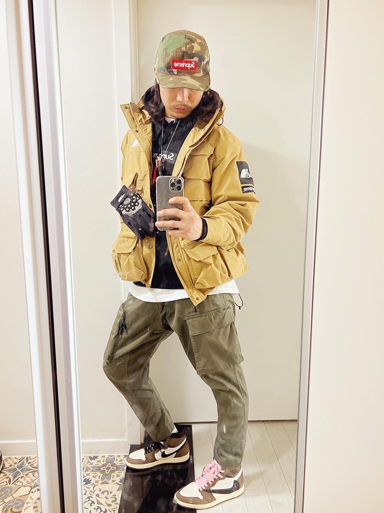 Supreme x The North Face Cargo Jacket Gold - 20SS, Jordan 1 x Travis Scott Retro High OG SP Mocha 착용 스타일 - 3