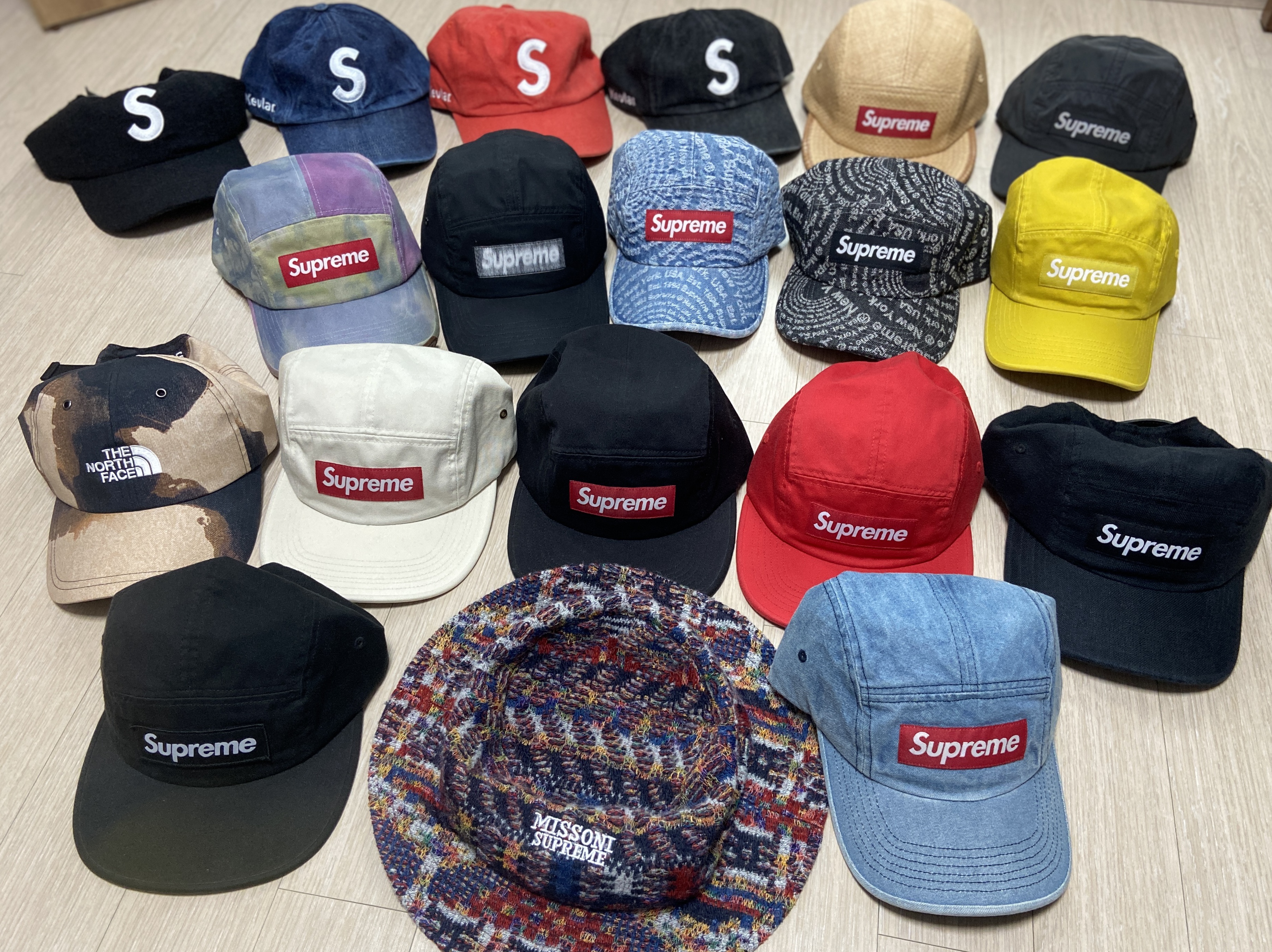 Supreme Circles Jacquard Denim Camp Cap Blue - 21FW, Supreme Circles Jacquard Denim Camp Cap Black - 21FW 착용 스타일 - 2