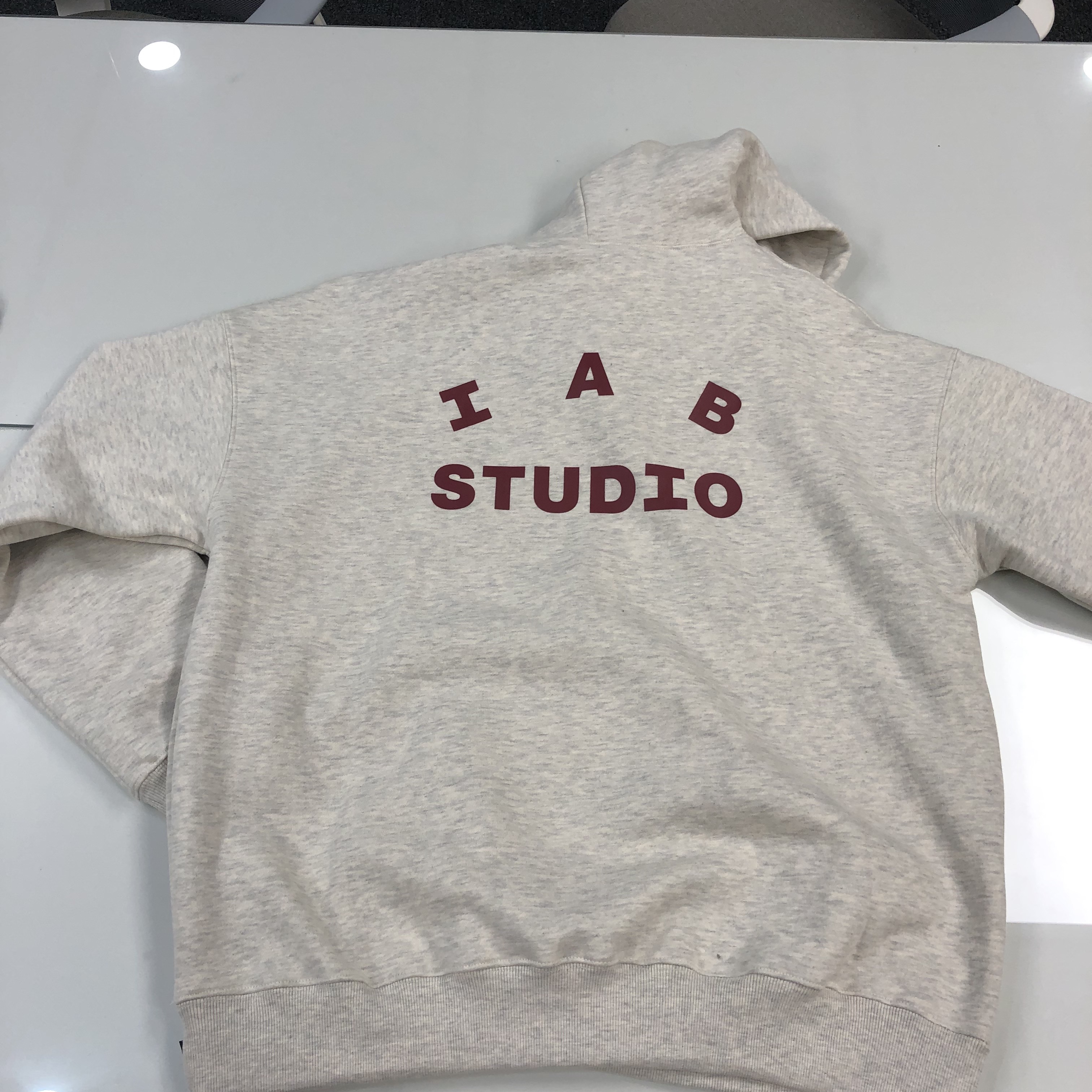 IAB Studio Hoodie Oatmeal Burgundy 착용 스타일 - 3