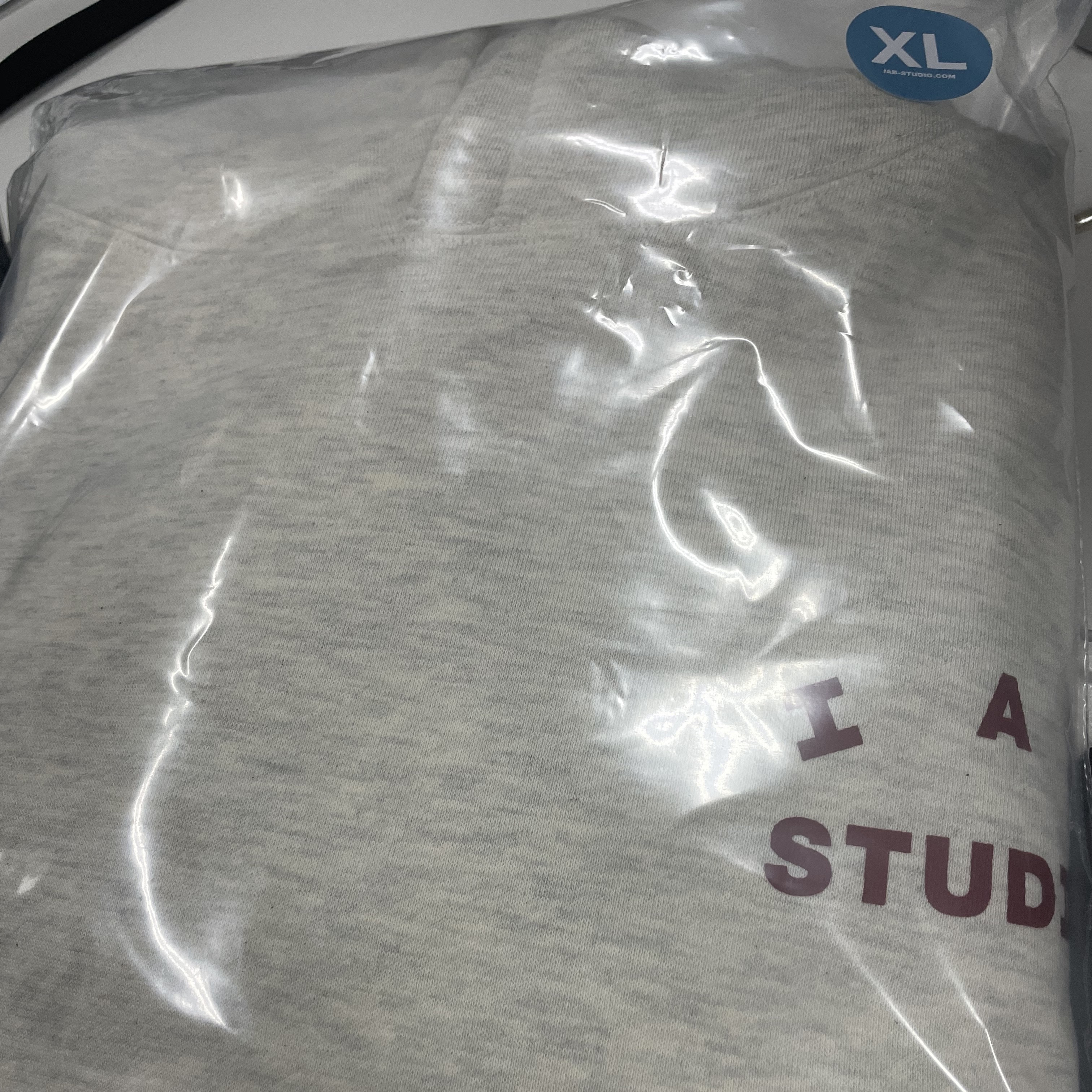 IAB Studio Hoodie Oatmeal Burgundy 착용 스타일