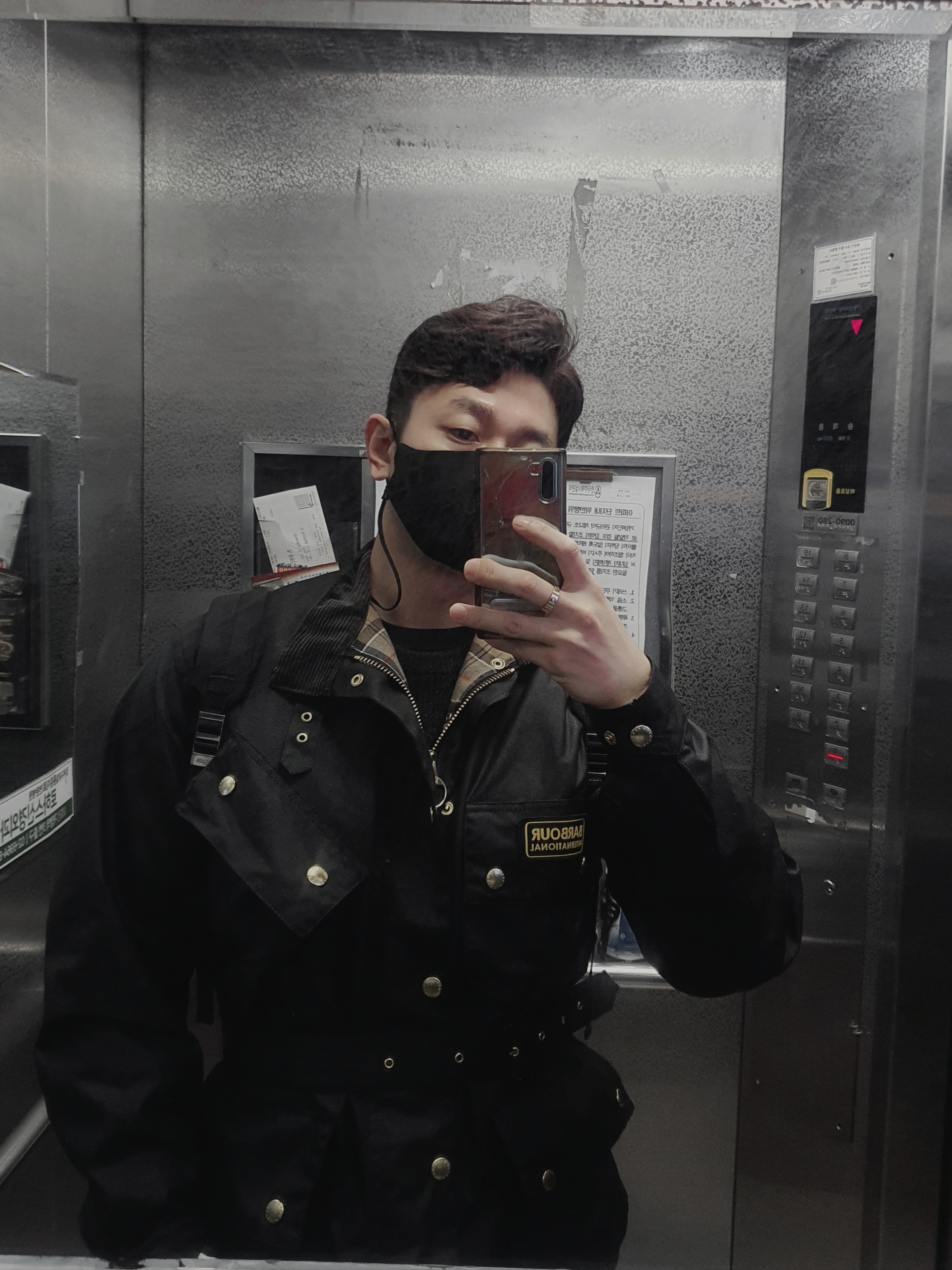 Barbour International Original Wax Jacket Black, Jordan 1 Retro High OG Gym Red 착용 스타일