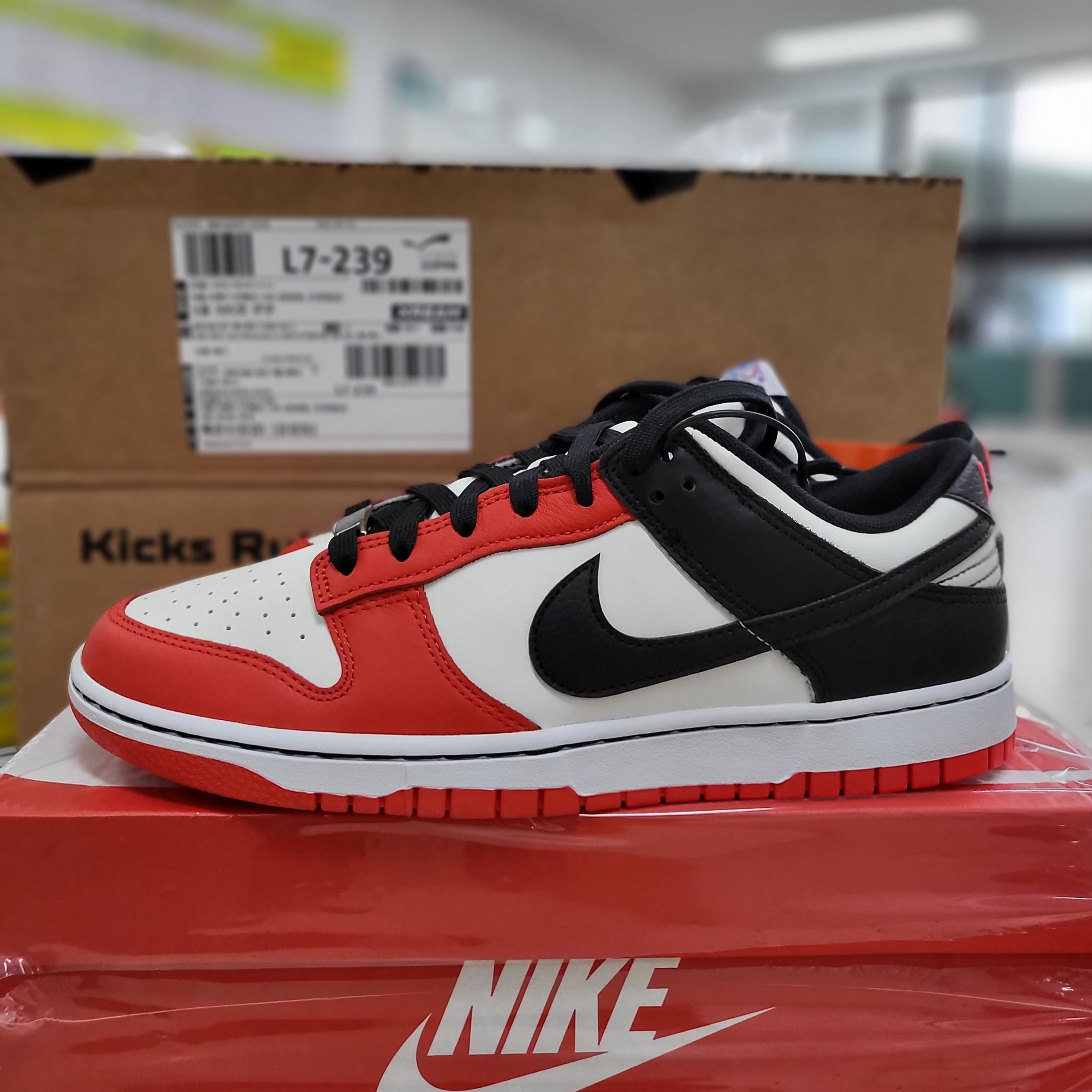 Nike x NBA Dunk Low Retro EMB Black and Chile Red 착용 스타일