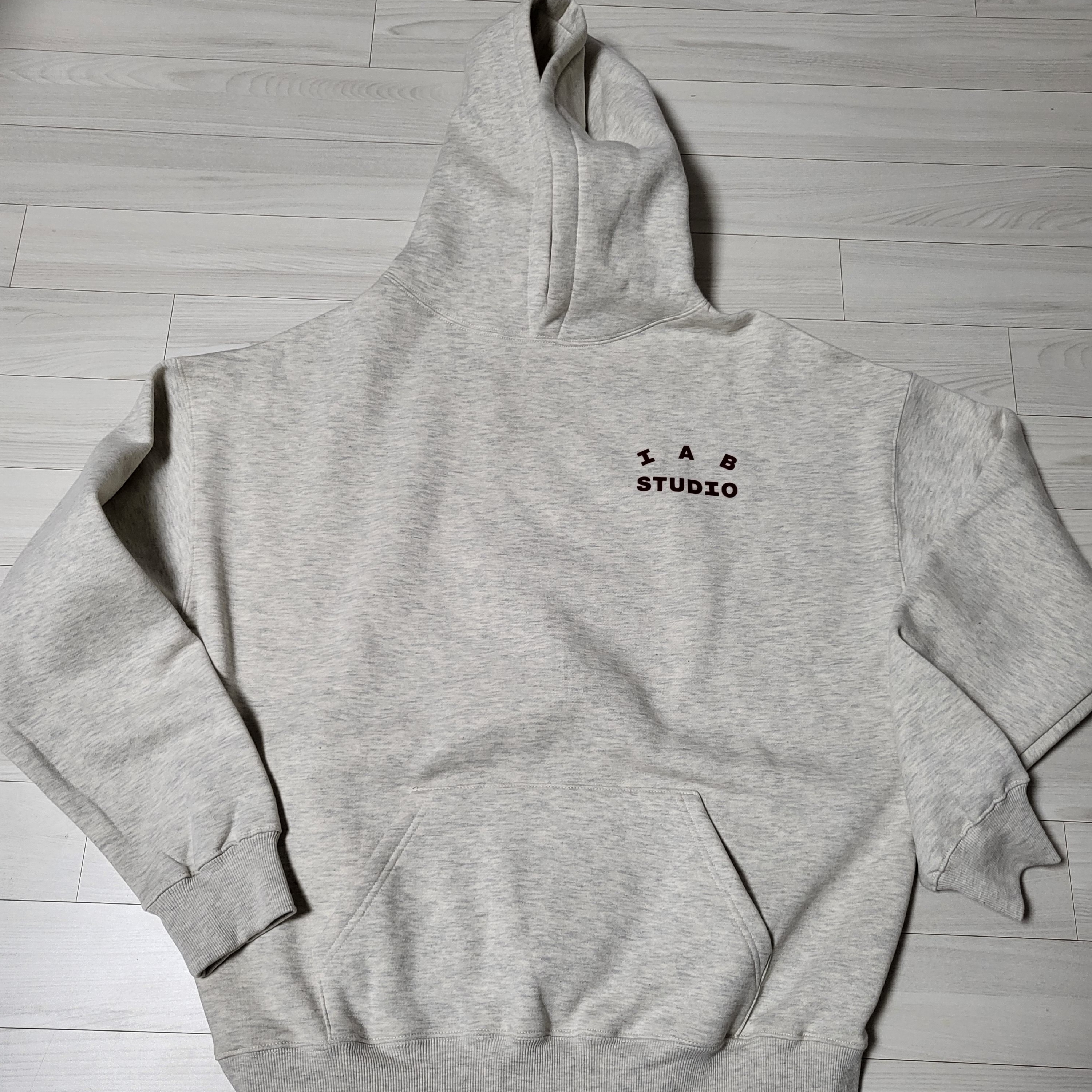 IAB Studio Hoodie Oatmeal Burgundy 착용 스타일 - 1