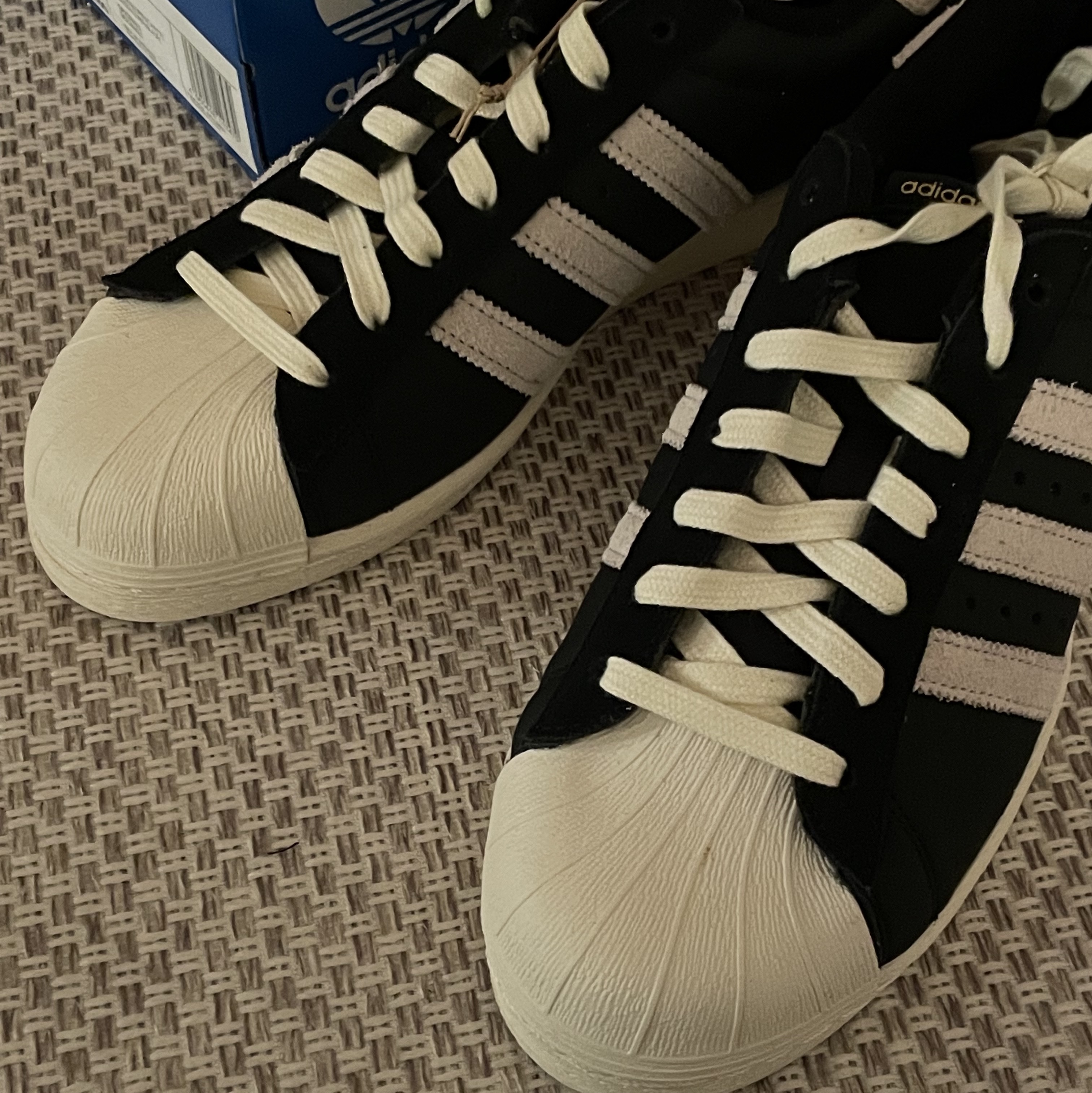 Adidas Superstar 82 Black White 착용 스타일 - 1