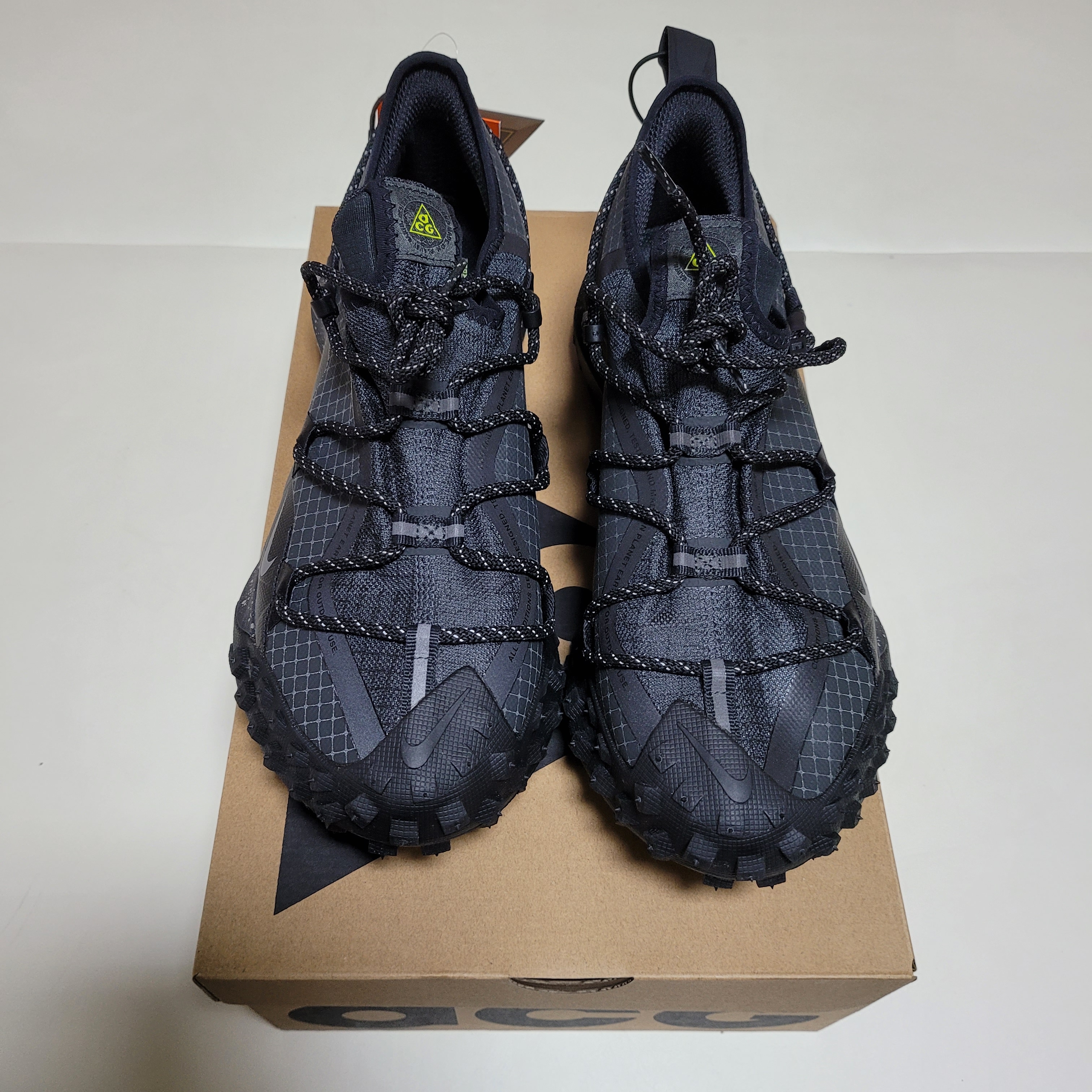 Nike ACG Mountain Fly Low Gore-Tex SE Dark Smoke Grey 착용 스타일 - 1