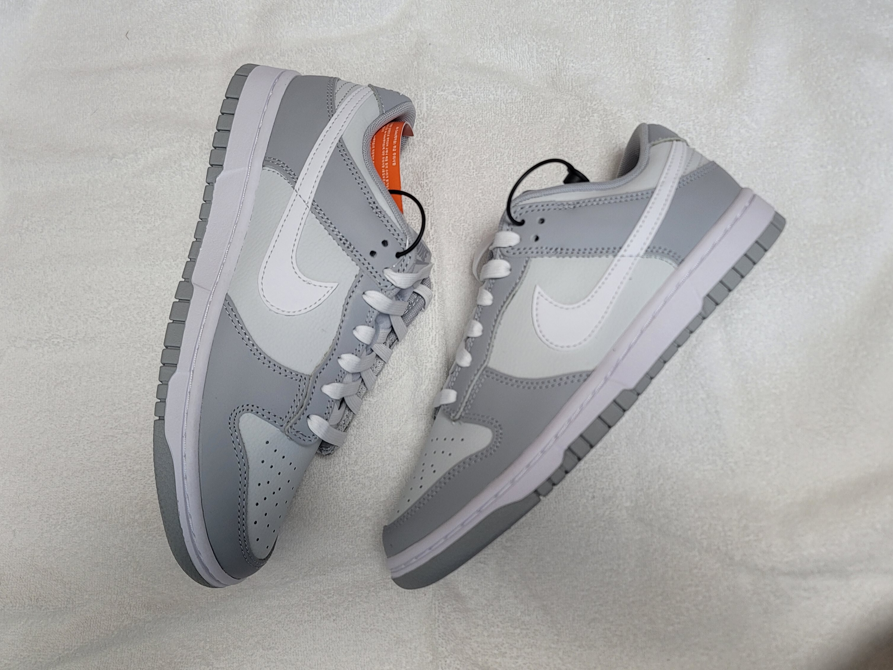 Nike Dunk Low Retro Wolf Grey 착용 스타일 - 2