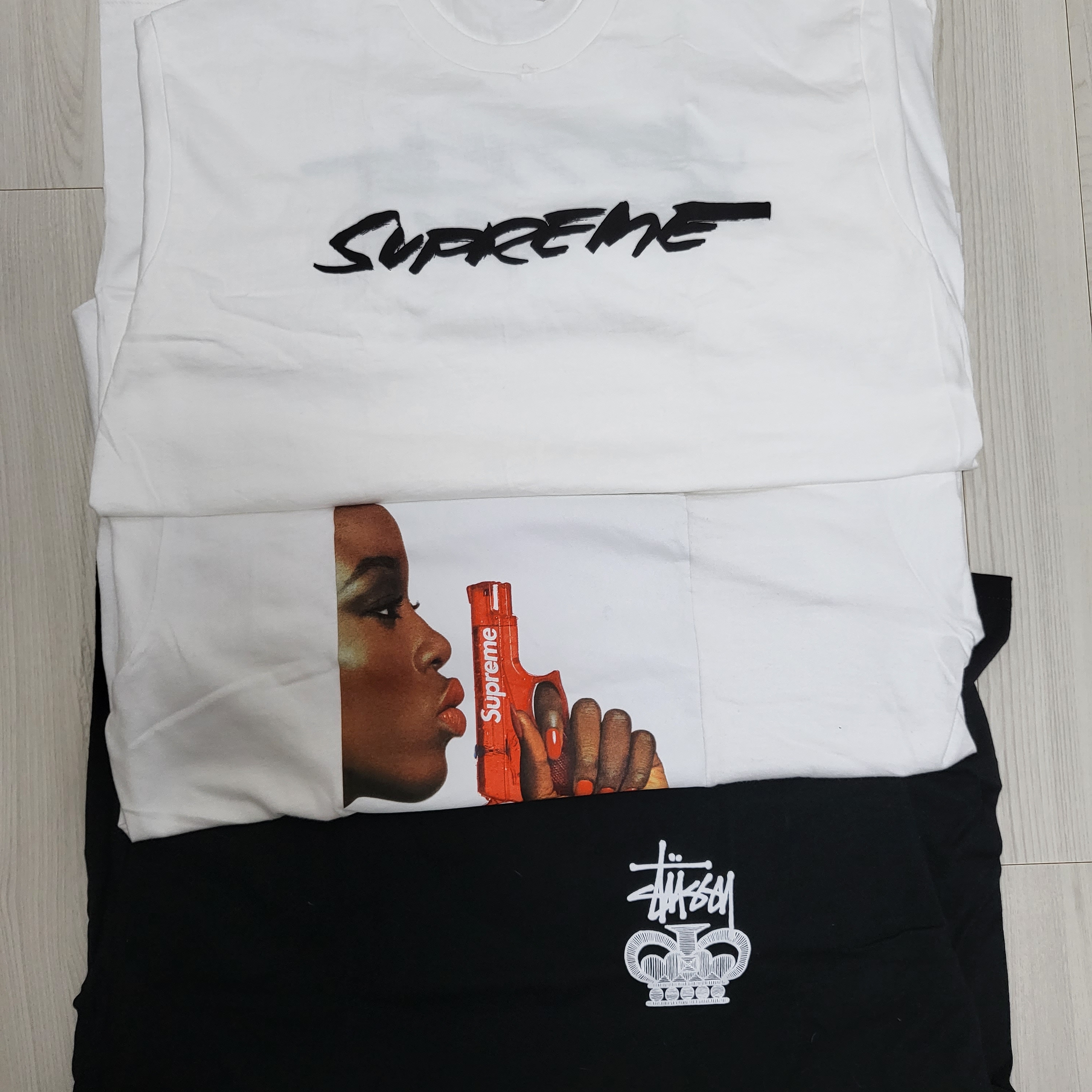 Supreme Futura Logo T-Shirt White - 20FW, Supreme Water Pistol T-Shirt White - 21SS 착용 스타일