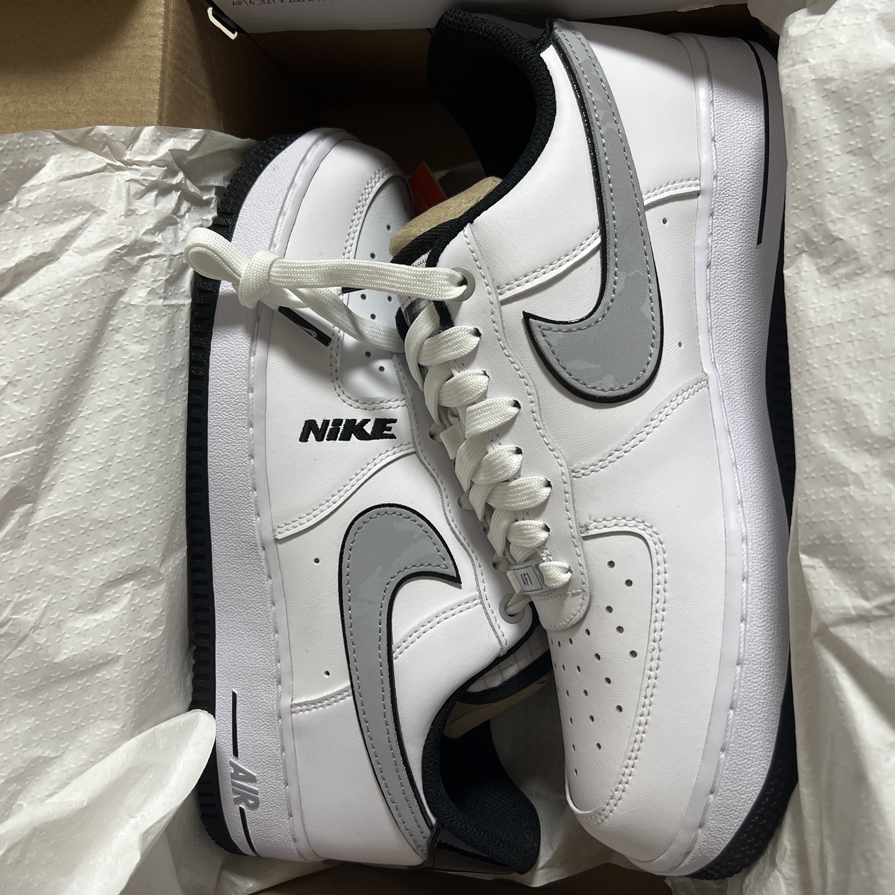 Nike Air Force 1 '07 LV8 White Black Wolf Grey 착용 스타일