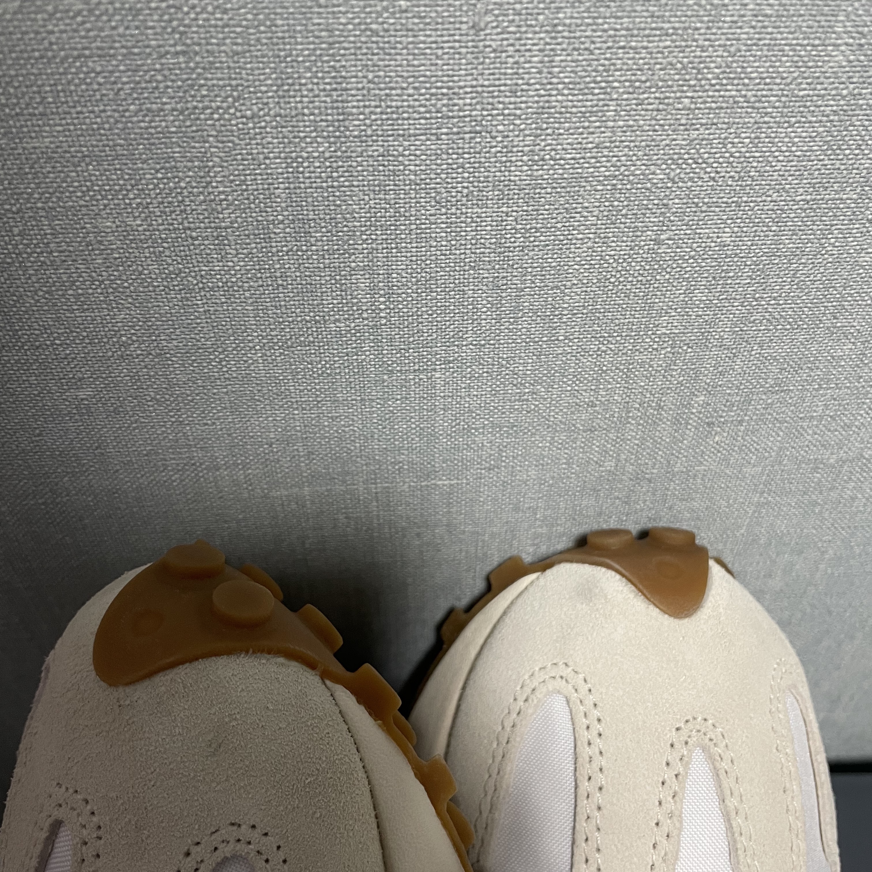 New Balance 327 White Silver Gum 착용 스타일 - 2