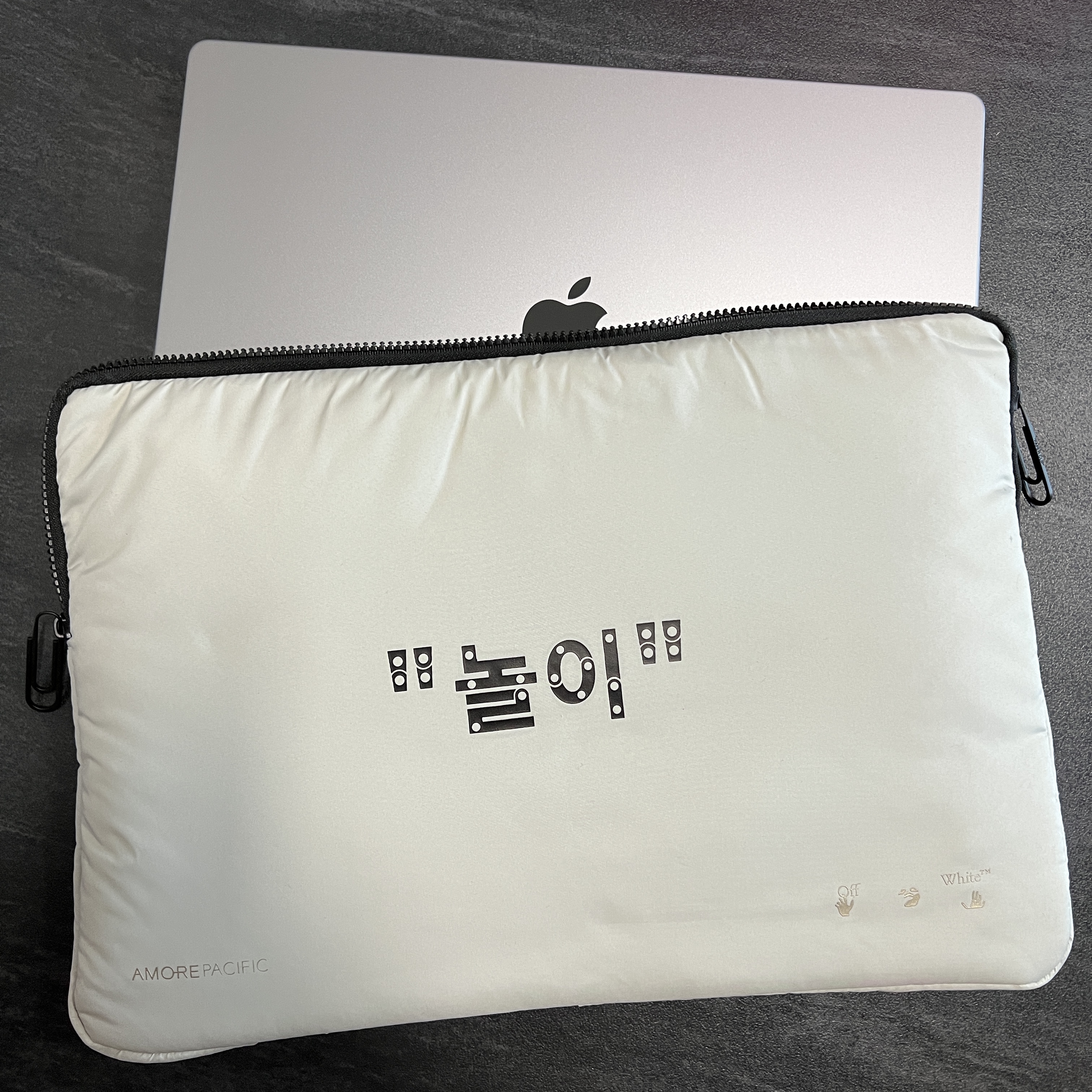 Off-White x Amore Pacific Play Kit 착용 스타일