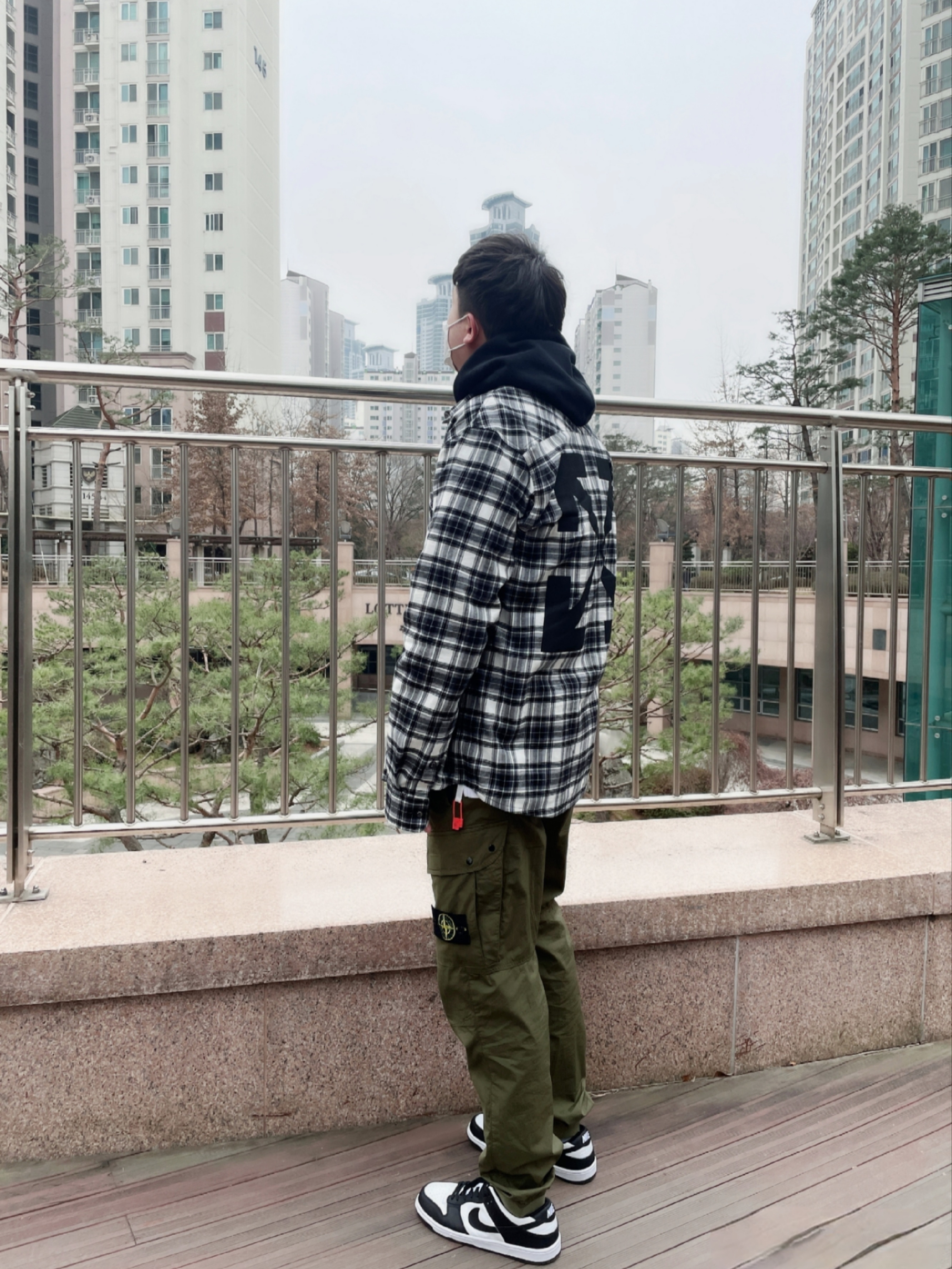Off-White Allover Check Flannel Arrow Shirt Black, Stone Island 31303 Stretch Cotton Tela Paracadute Cargo Pants Olive Green - 22SS 착용 스타일 - 1