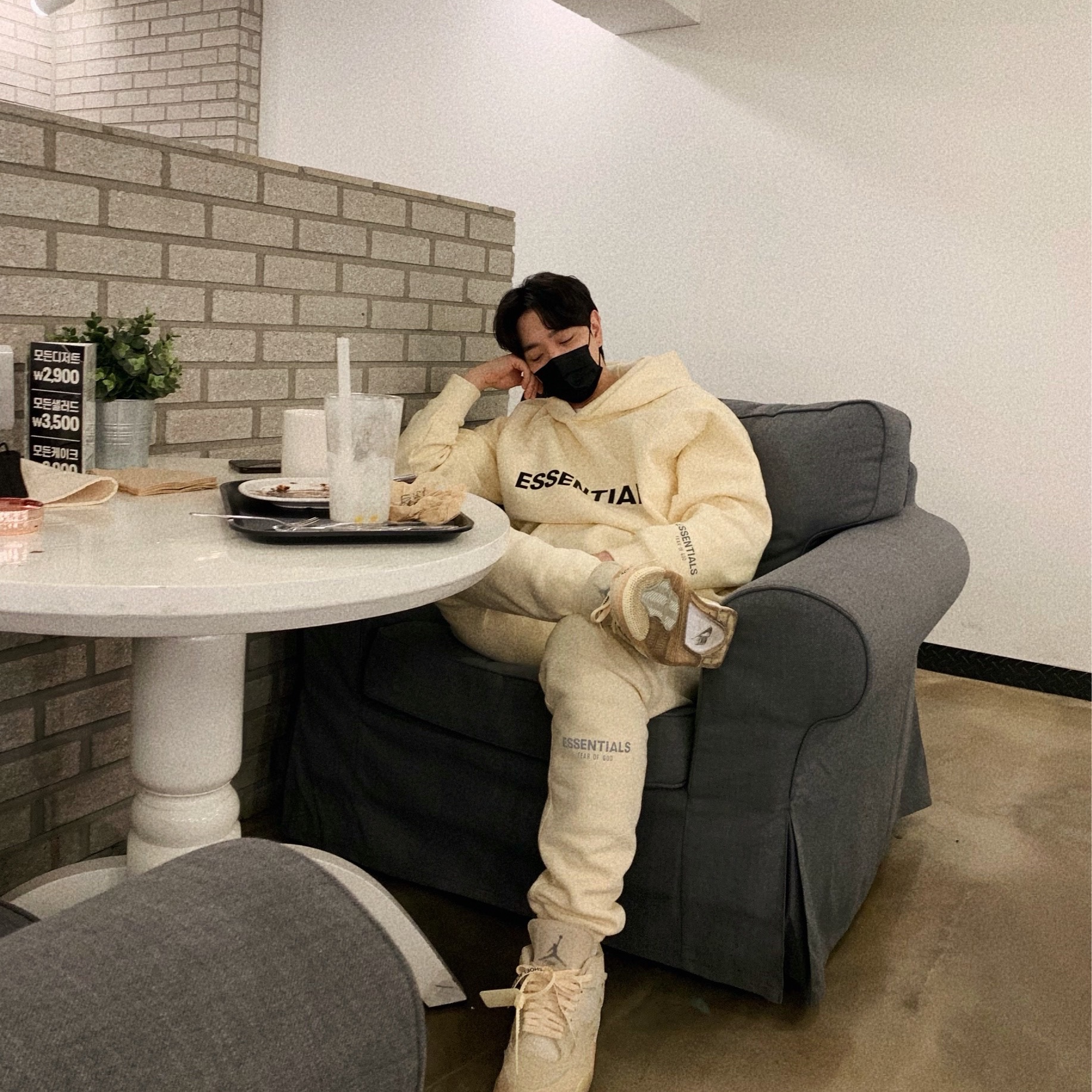 Essentials Sweatpants Cream - 21SS, (W) Jordan 4 x Off-White Retro SP Sail 착용 스타일