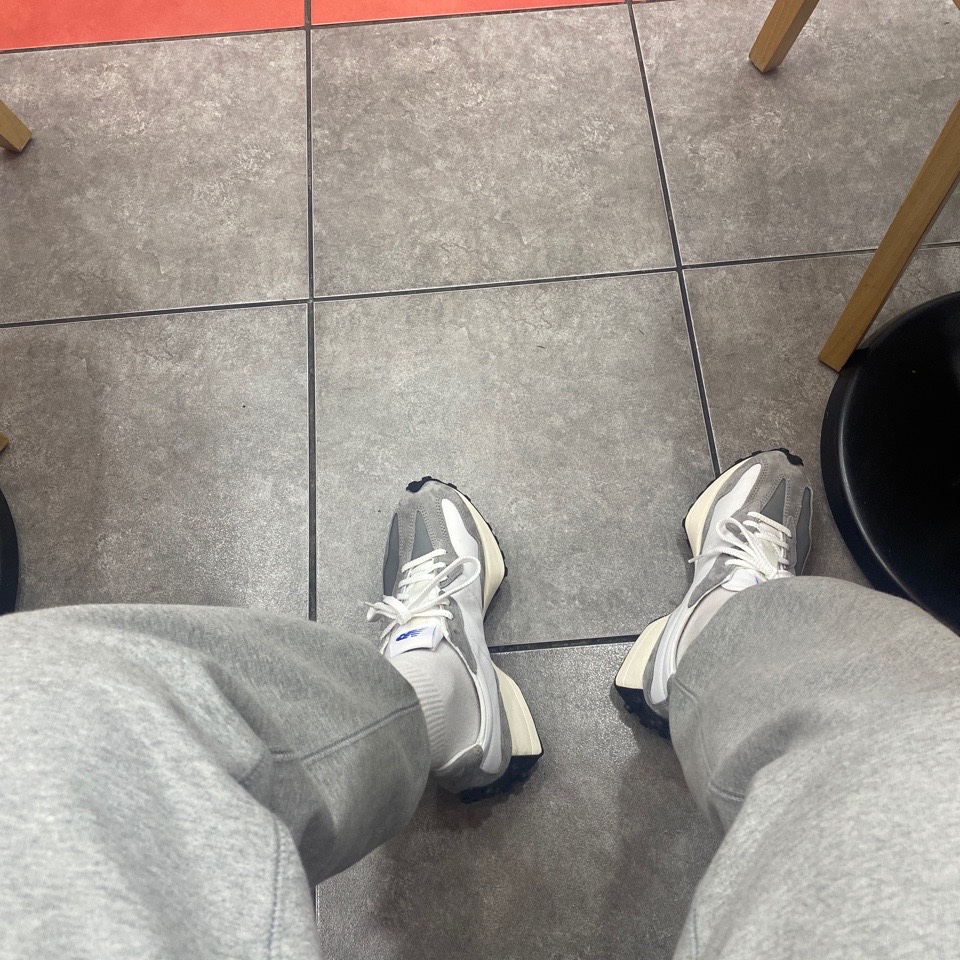 New Balance 327 Grey 착용 스타일