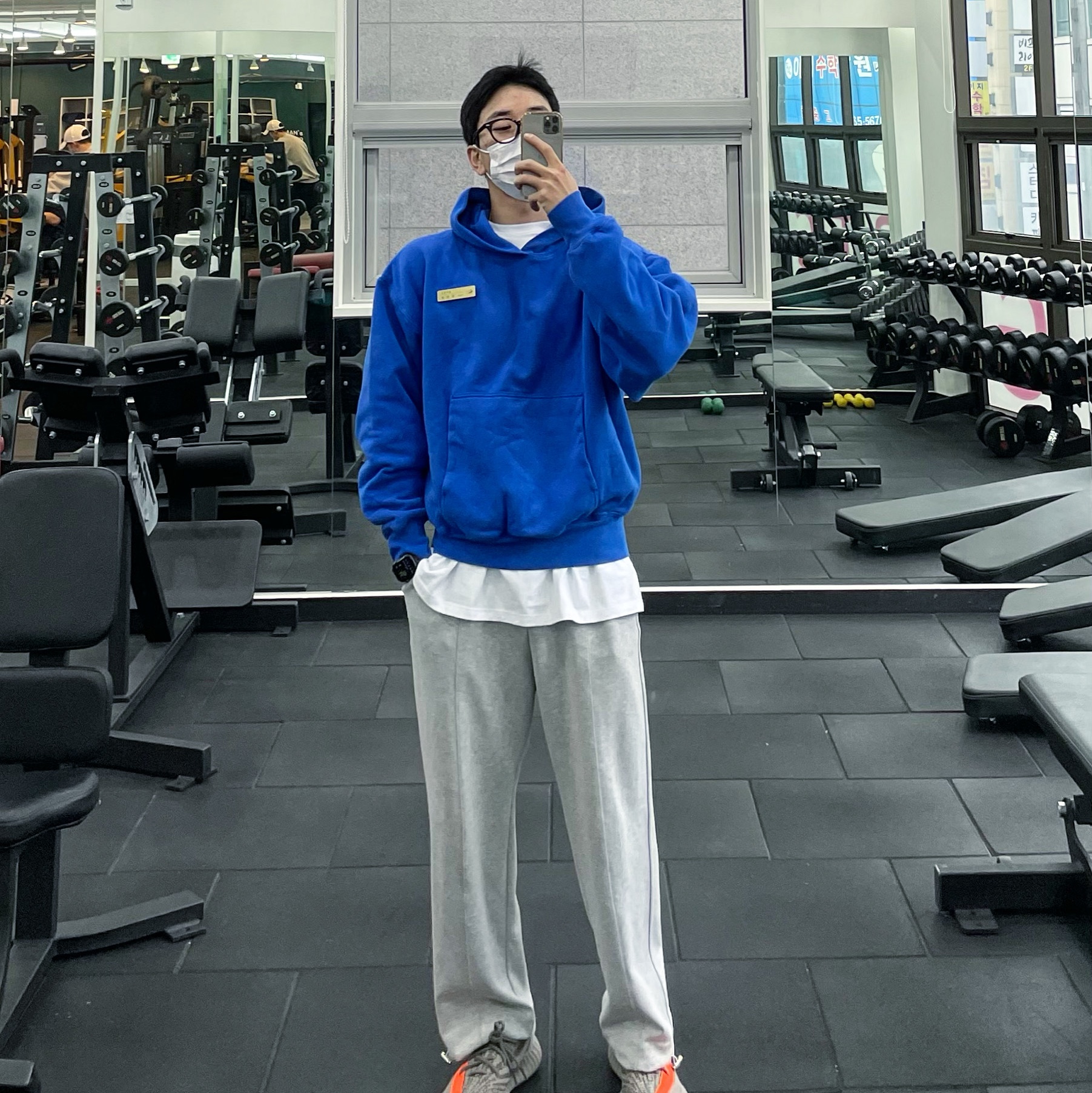 Adidas Yeezy Boost 350 V2 Beluga - Reflective, Yeezy Gap Hoodie Blue 착용 스타일