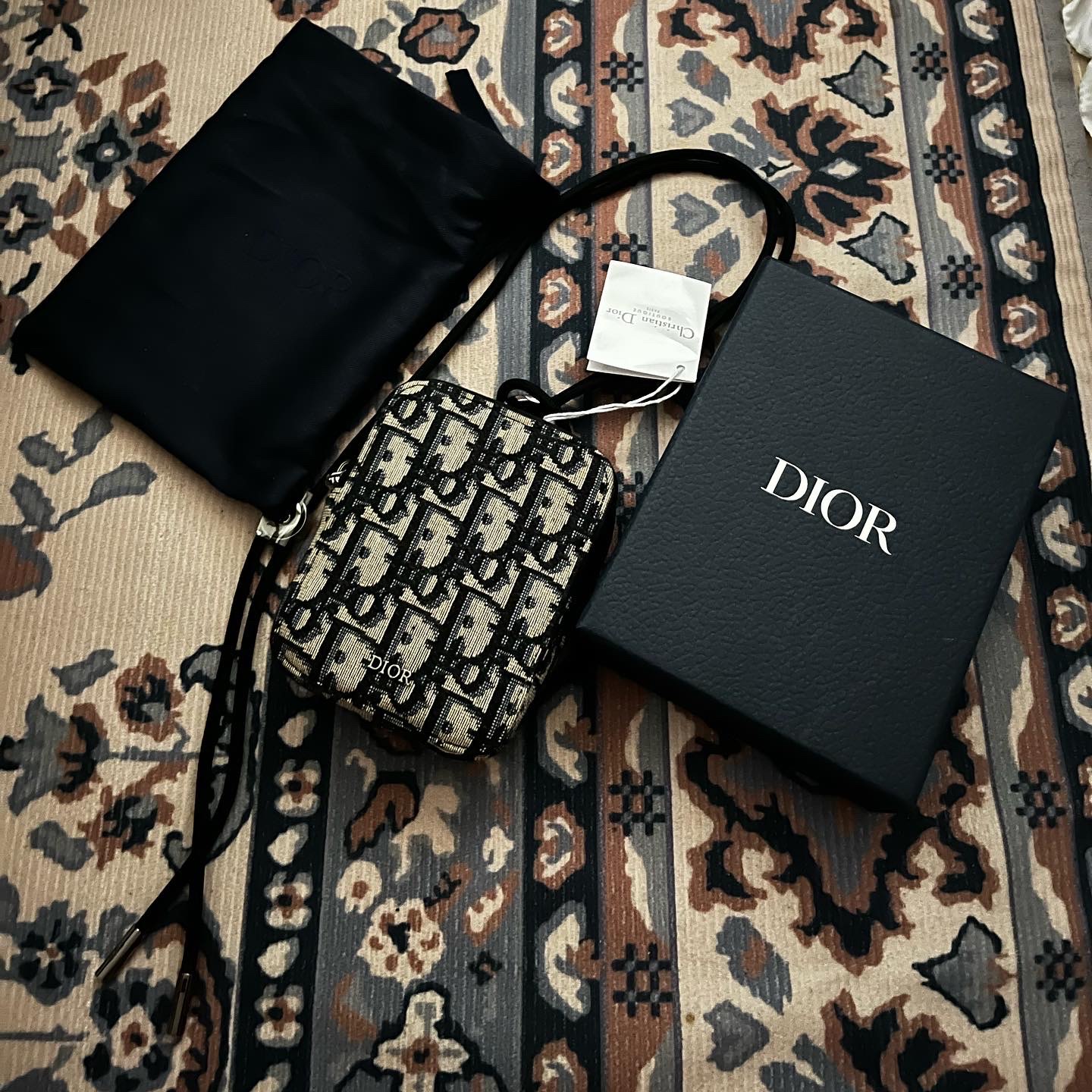 Dior Saddle Lotus Wallet Blue Dior Oblique Jacquard 착용 스타일 - 1