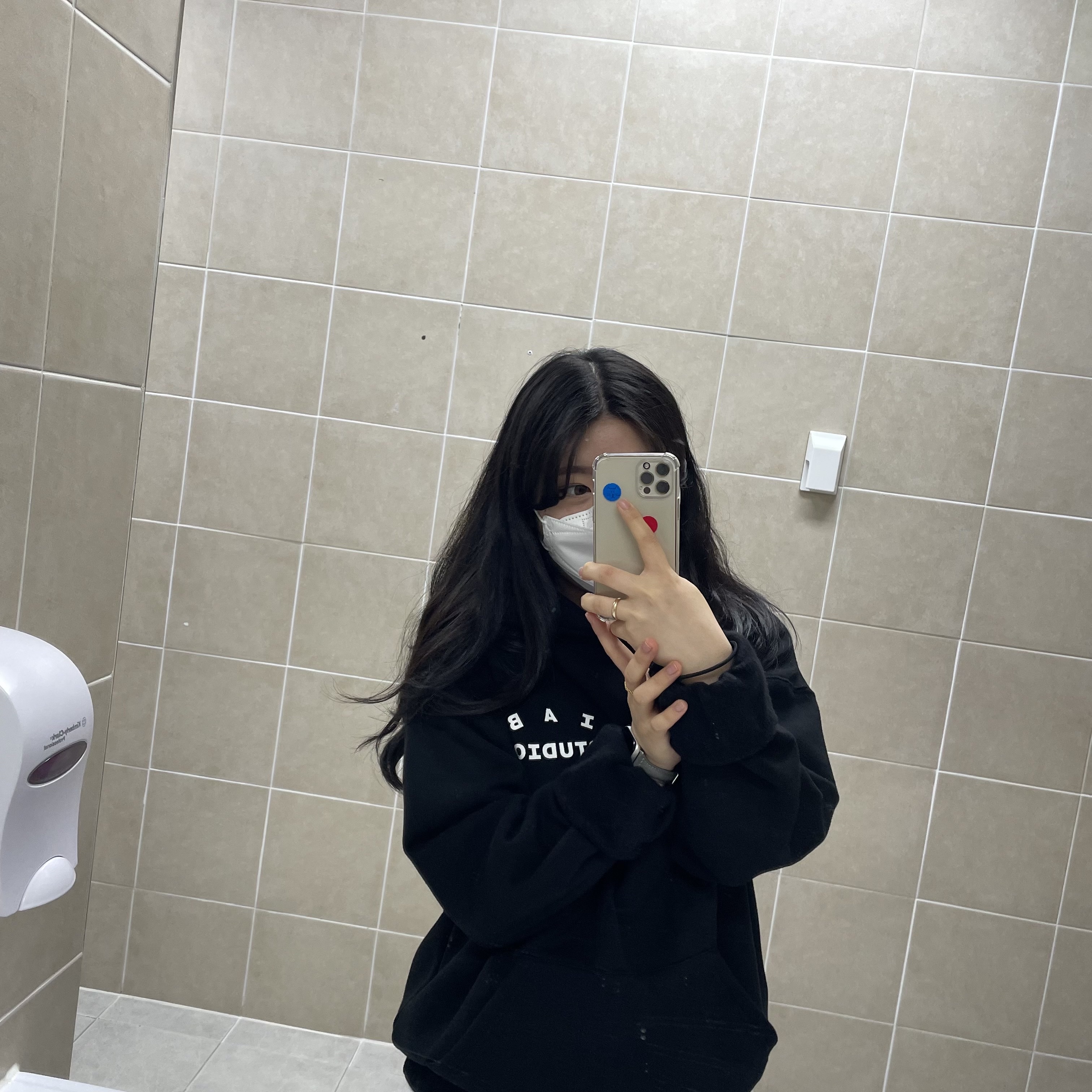IAB Studio Hoodie Black White 착용 스타일 - 2