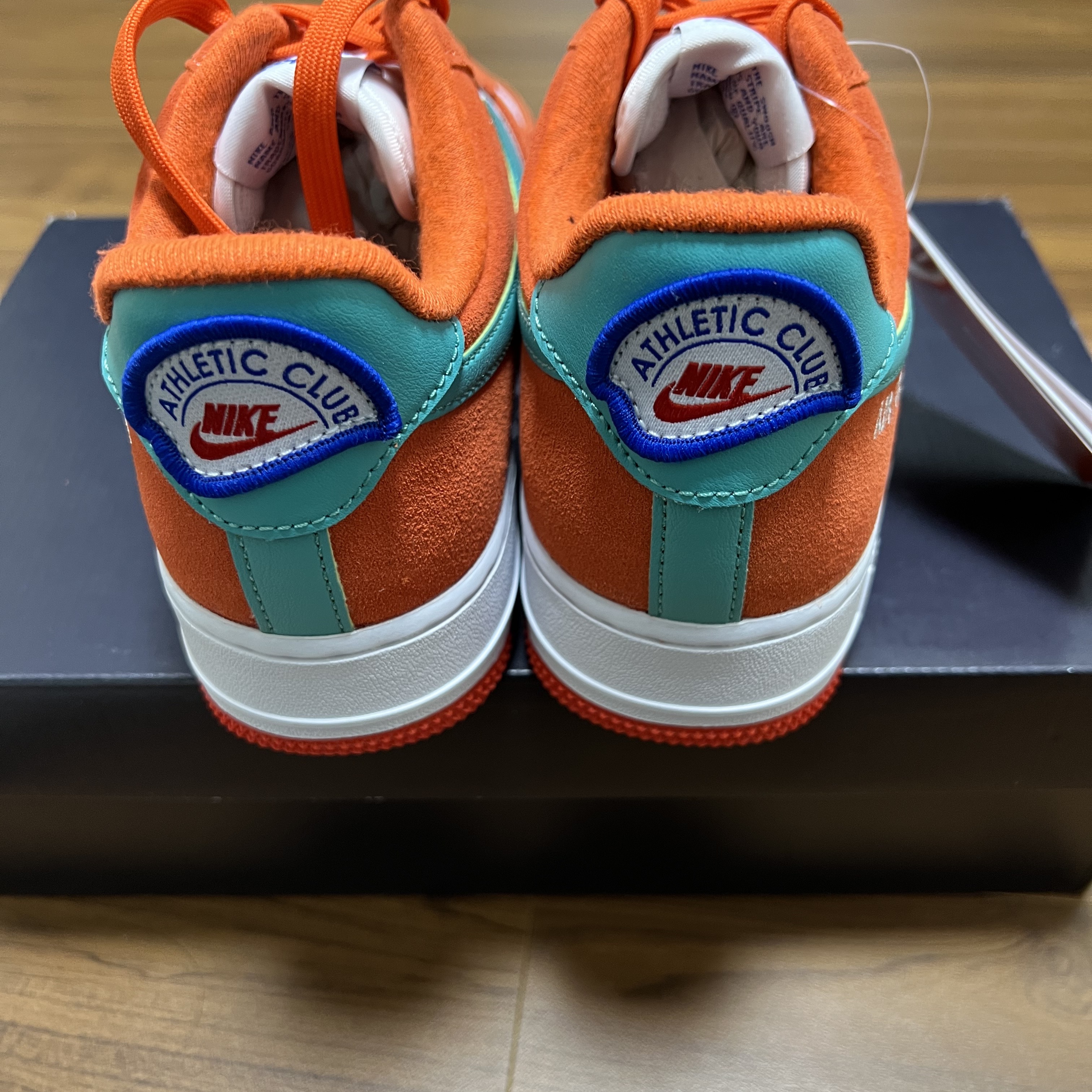 Nike Air Force 1 '07 LV8 Athletic Club Rush Orange Washed Teal 착용 스타일 - 3