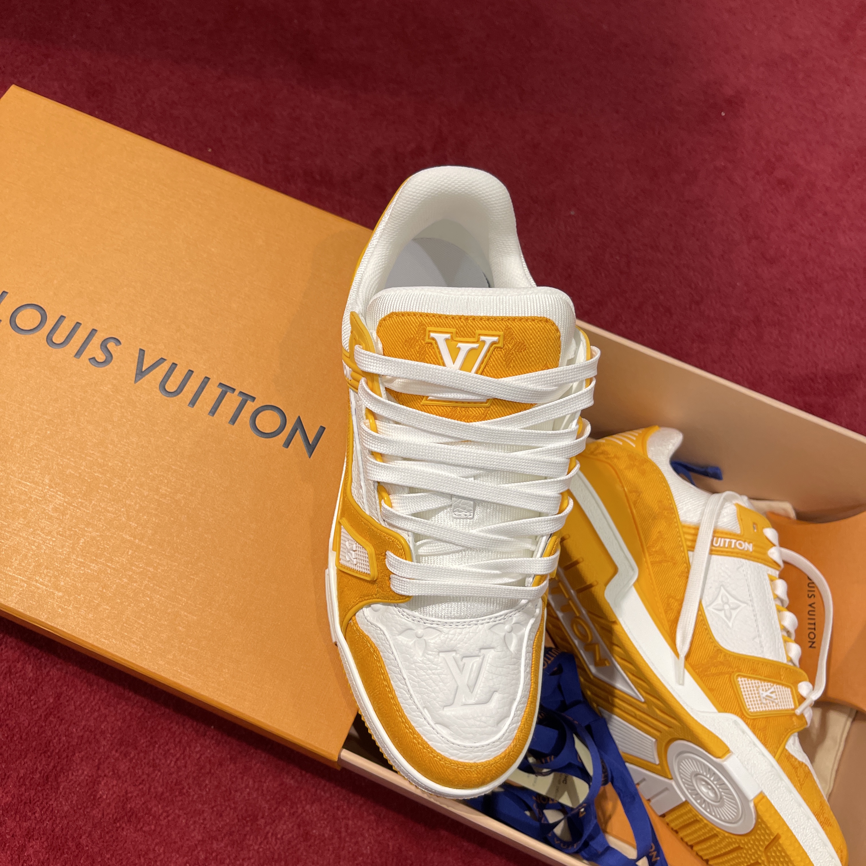 Louis Vuitton LV Trainer Sneakers Yellow 착용 스타일 - 2
