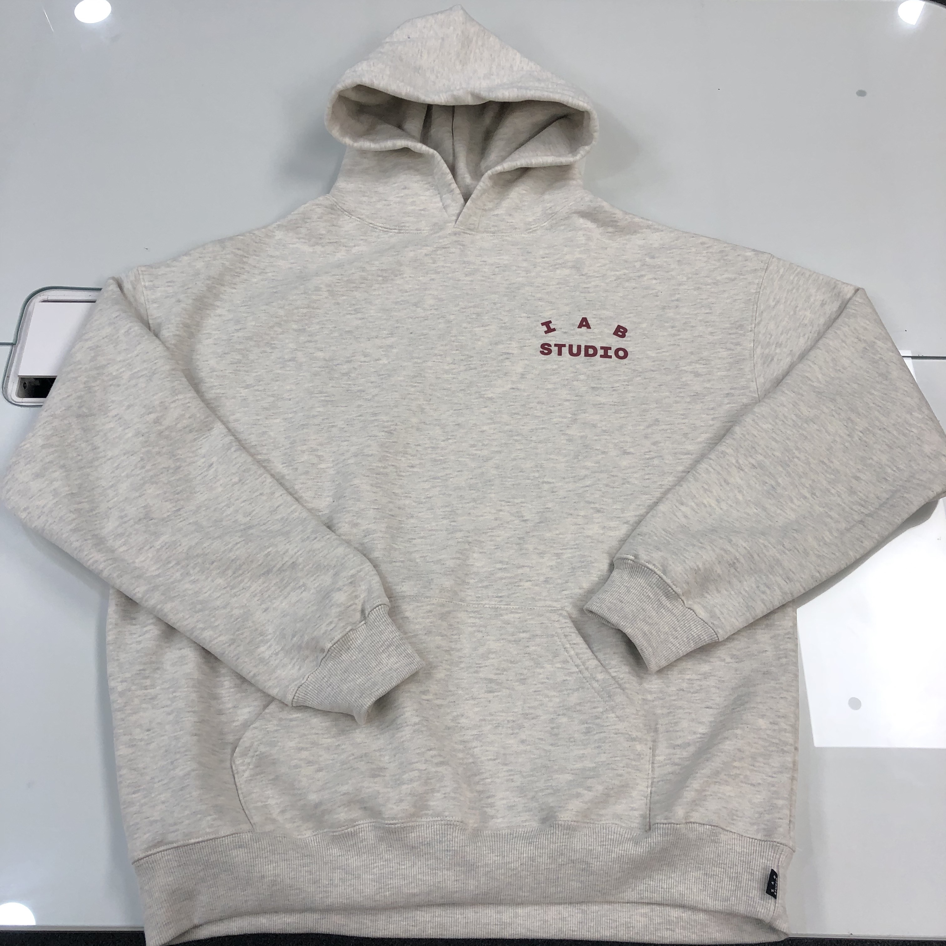 IAB Studio Hoodie Oatmeal Burgundy 착용 스타일 - 2