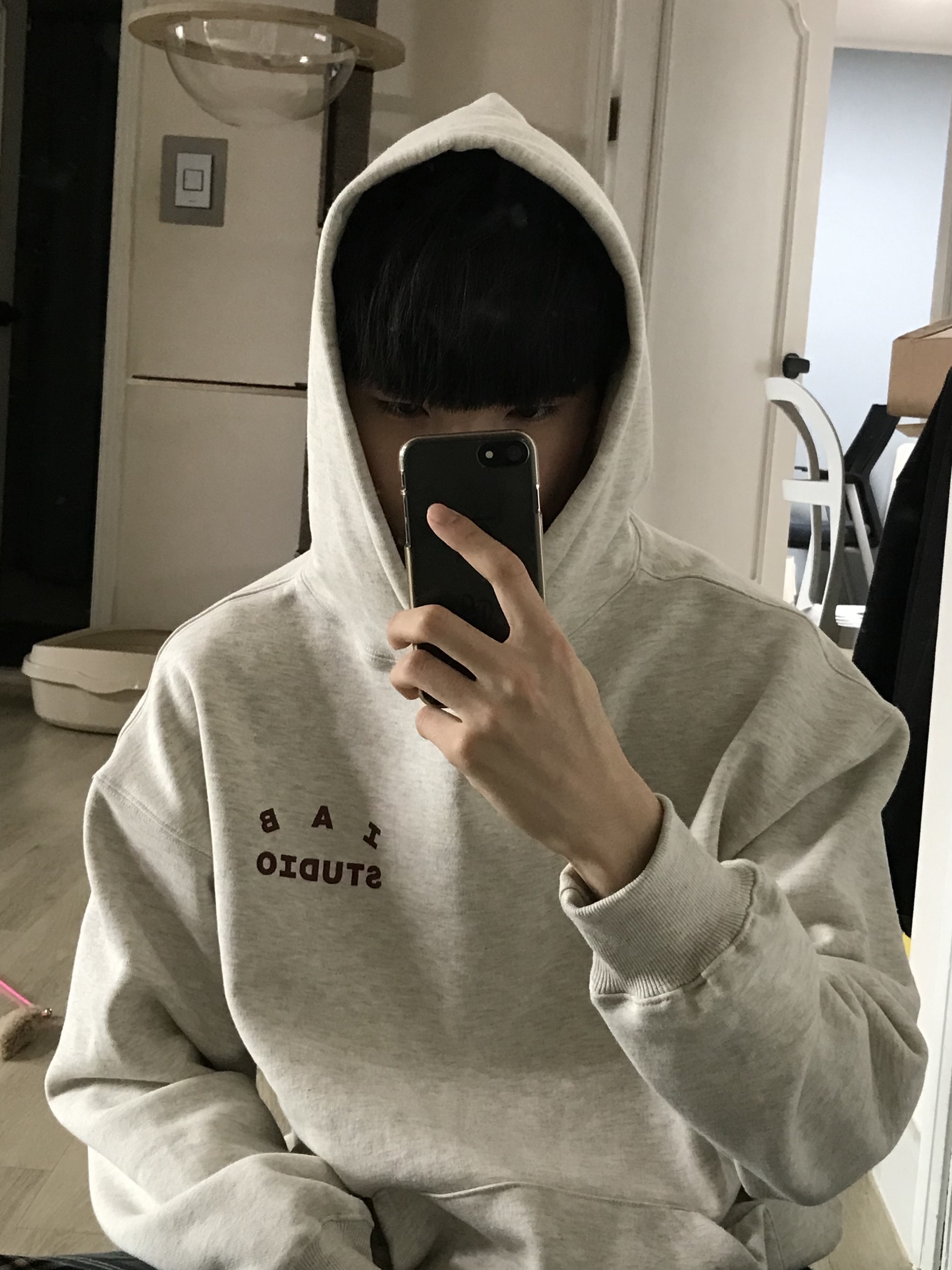 IAB Studio Hoodie Oatmeal Burgundy 착용 스타일 - 1