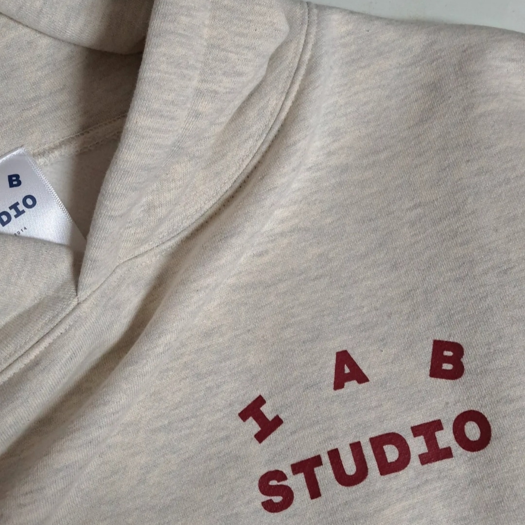 IAB Studio Hoodie Oatmeal Burgundy 착용 스타일