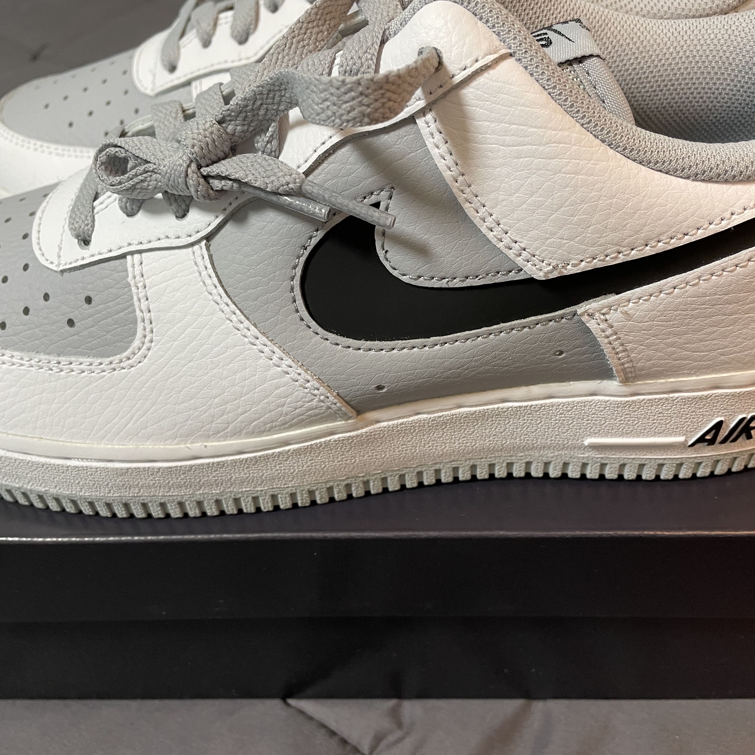 Nike Air Force 1 '07 Cut Out Swoosh Cool Grey 착용 스타일