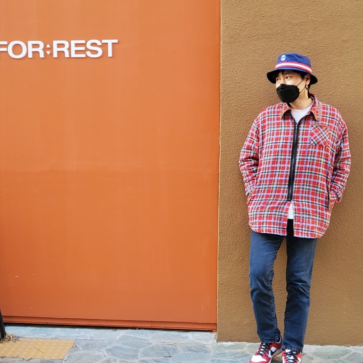 Nike Dunk NG Golf White Black Red, Jordan x Paris Saint-Germain Graphic Bucket Hat Midnight Navy 착용 스타일 - 1