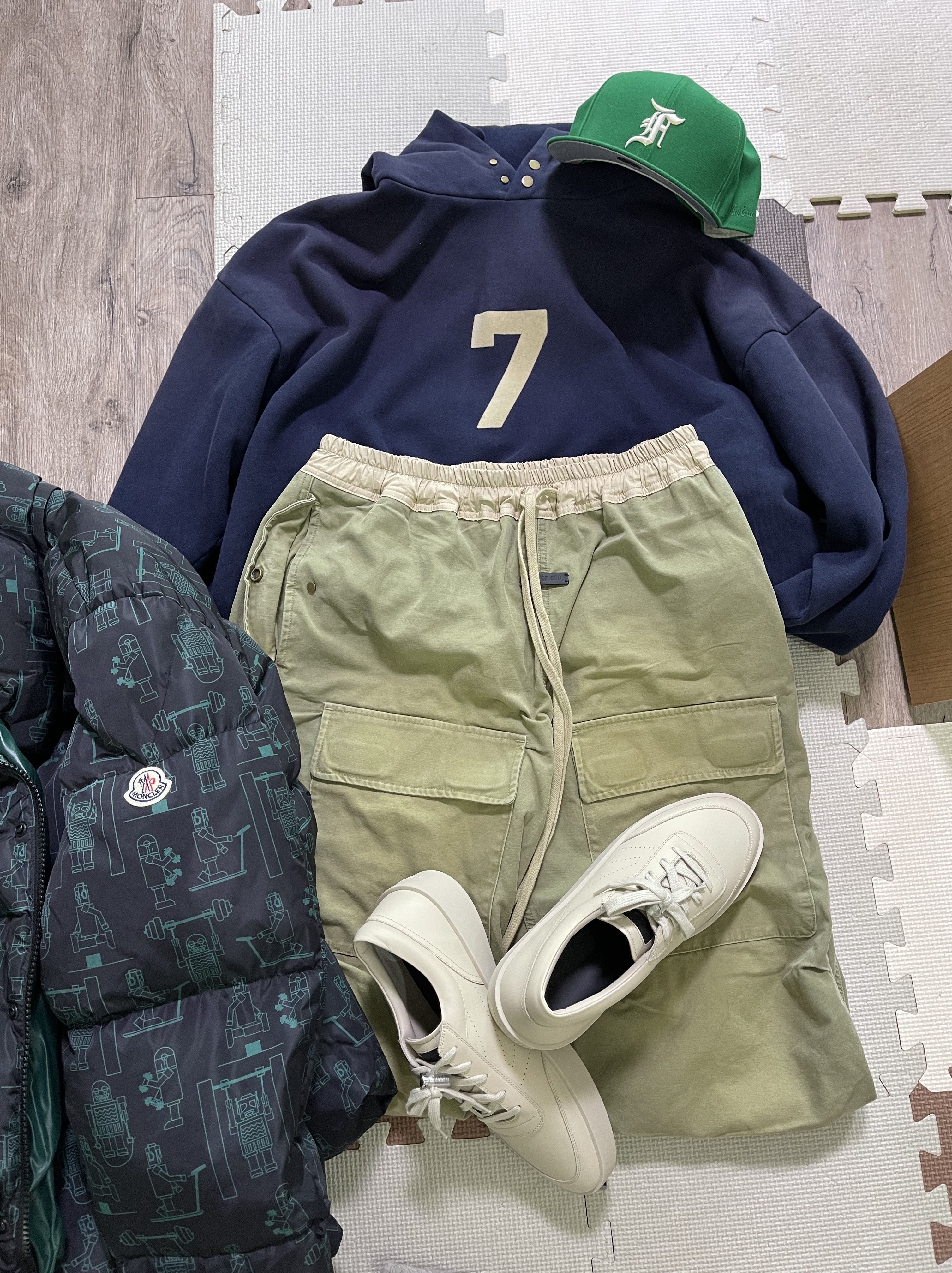 Essentials x New Era Sized Cap Kelly Green, Fear of God 7 Hoodie Vintage Navy 착용 스타일