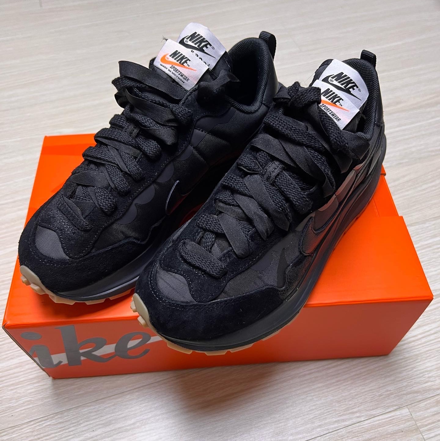 Nike x Sacai VaporWaffle Black and Gum 착용 스타일 - 5