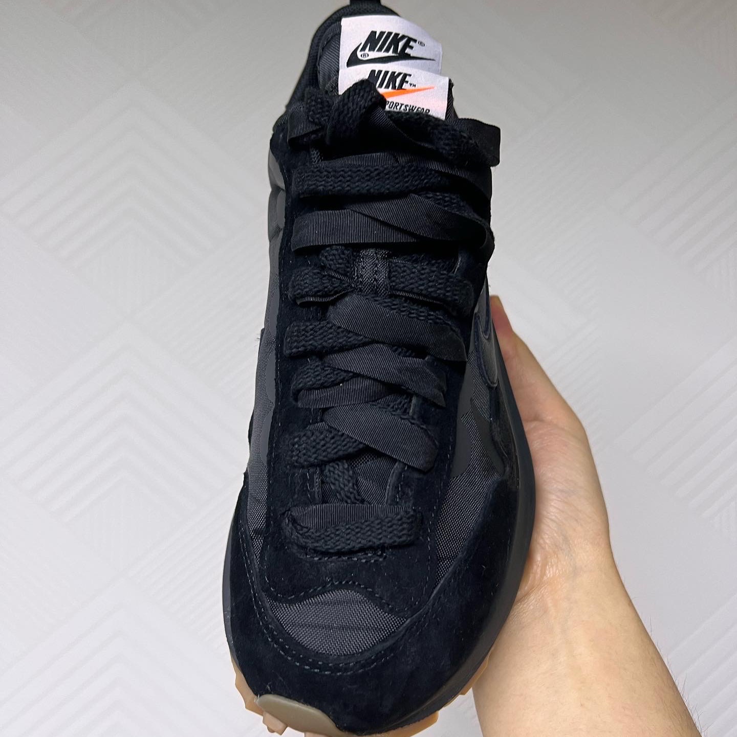Nike x Sacai VaporWaffle Black and Gum 착용 스타일 - 4