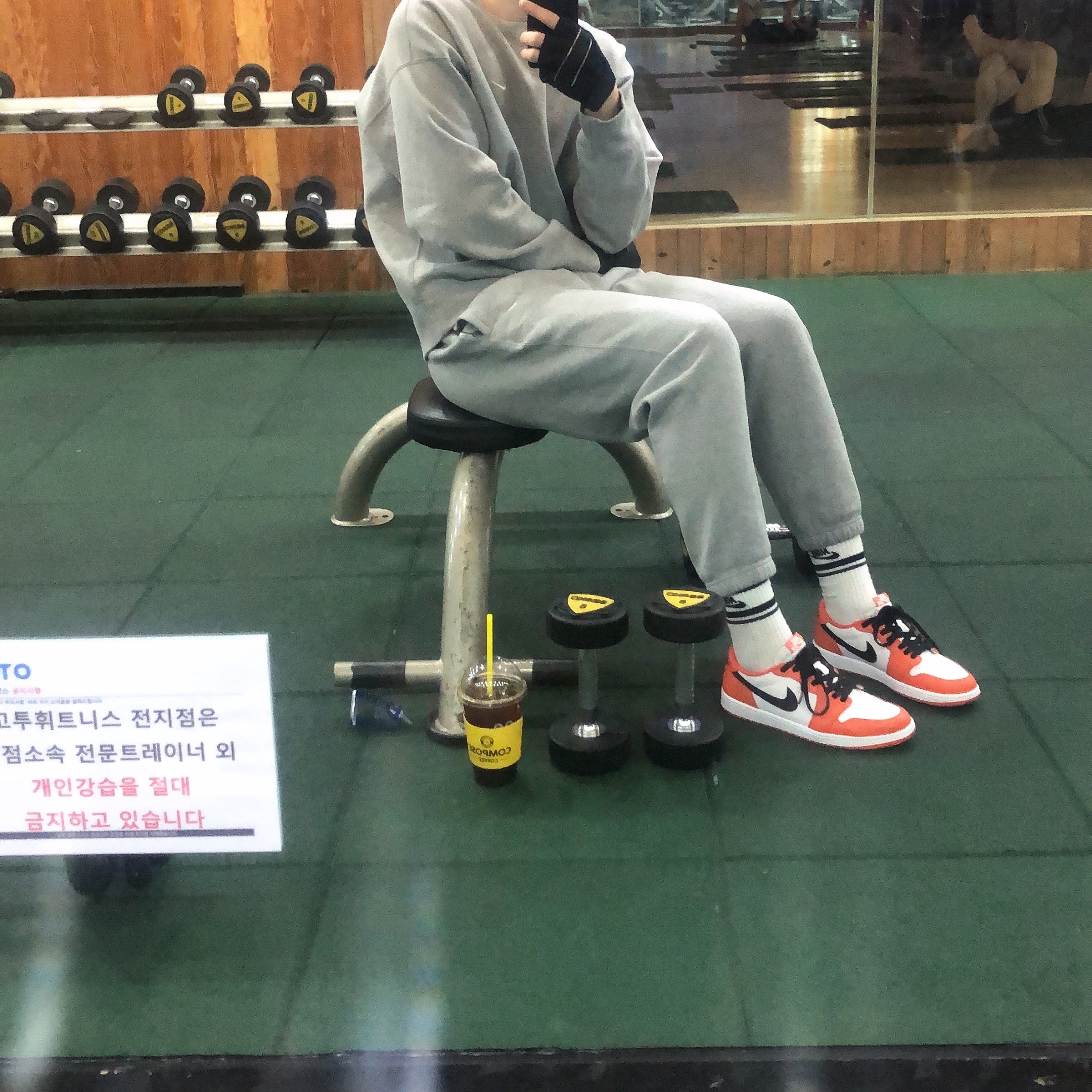 Jordan 1 Low OG Starfish, Nike NRG Solo Swoosh Fleece Pants Dark Grey Heather - US/EU 착용 스타일