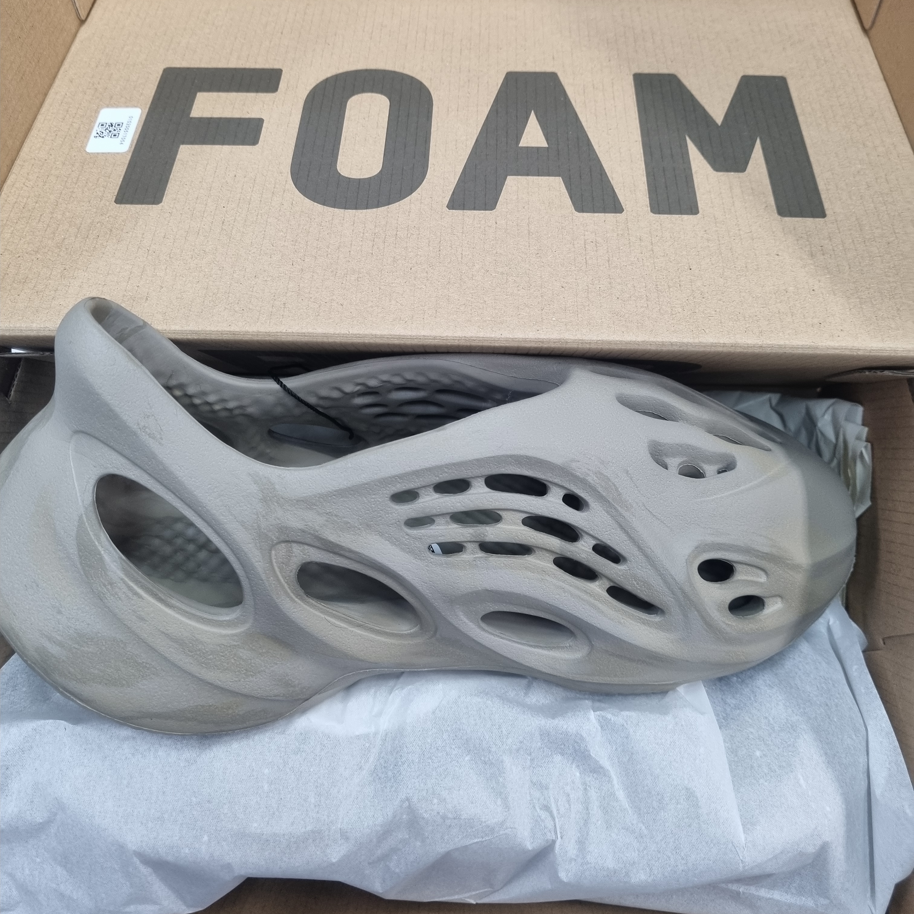Adidas Yeezy Foam RNNR Stone Sage 착용 스타일
