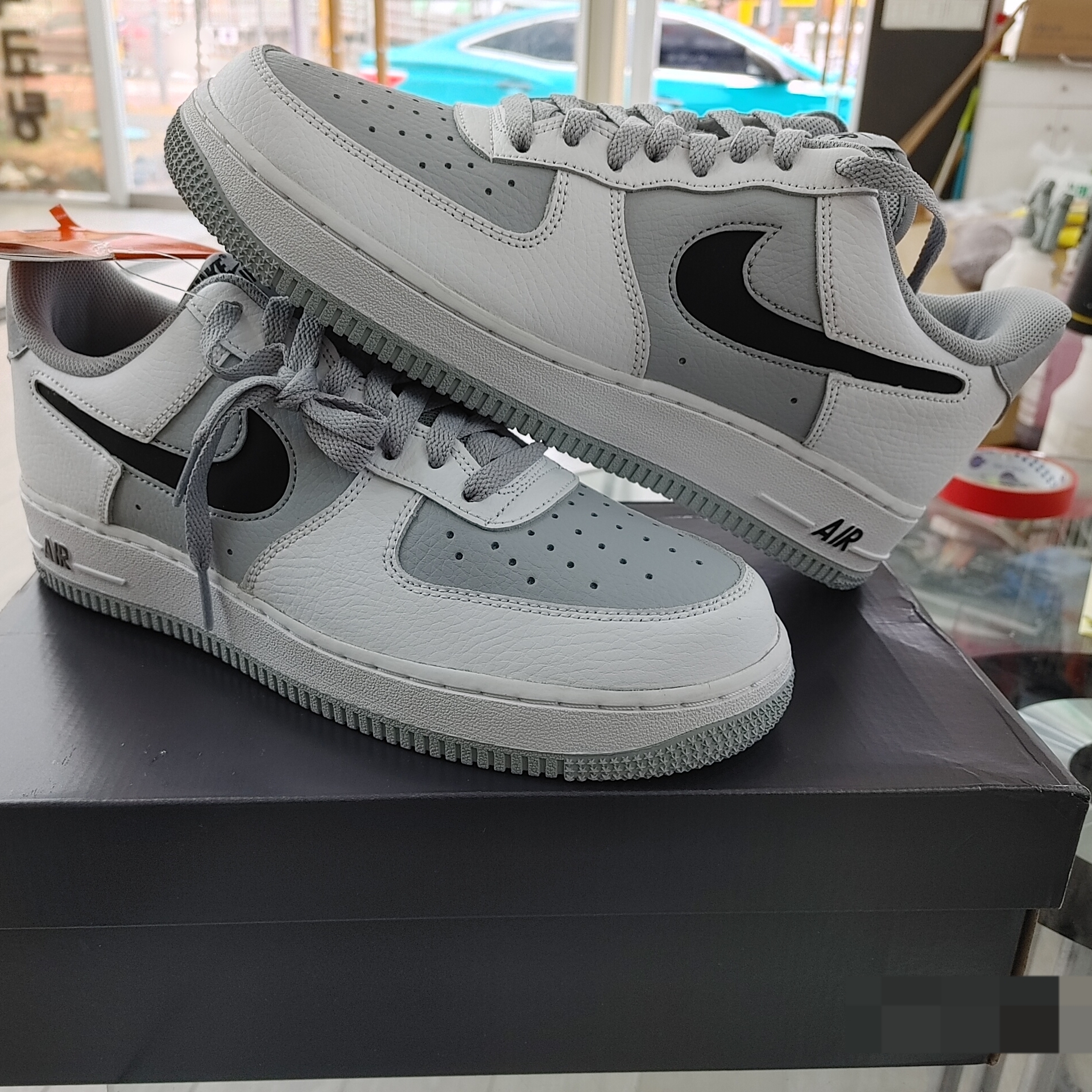 Nike Air Force 1 '07 Cut Out Swoosh Cool Grey 착용 스타일 - 2