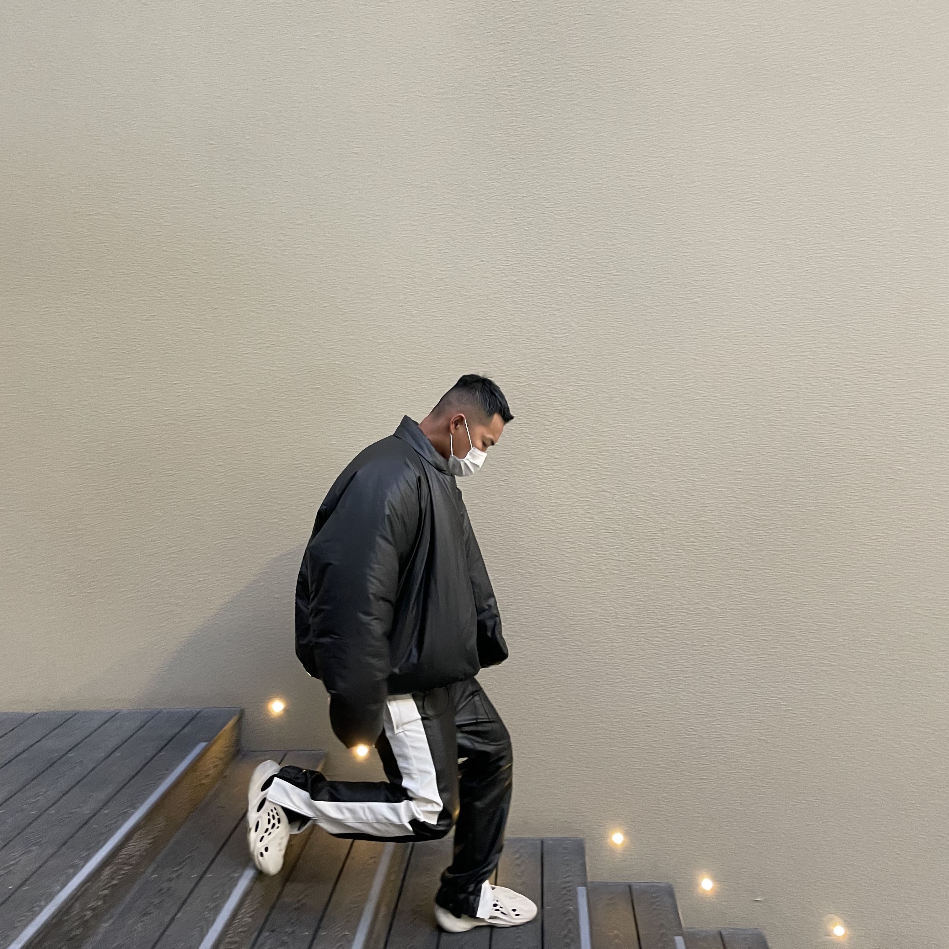 Adidas Yeezy Foam RNNR Sand, Yeezy Gap Round Jacket Black 착용 스타일